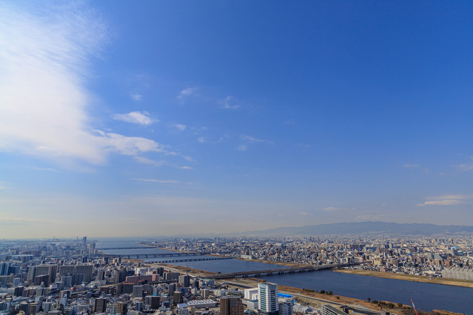 Vue panoramique d'un paysage urbain sous un ciel bleu clair