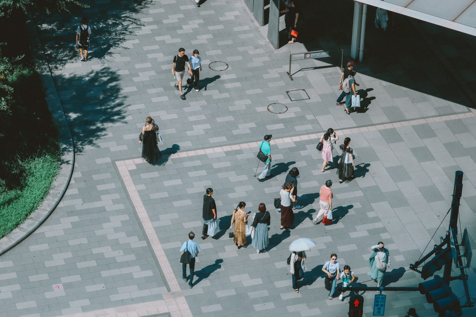 Luftaufnahme eines Stadtplatzes mit Menschen, die gehen