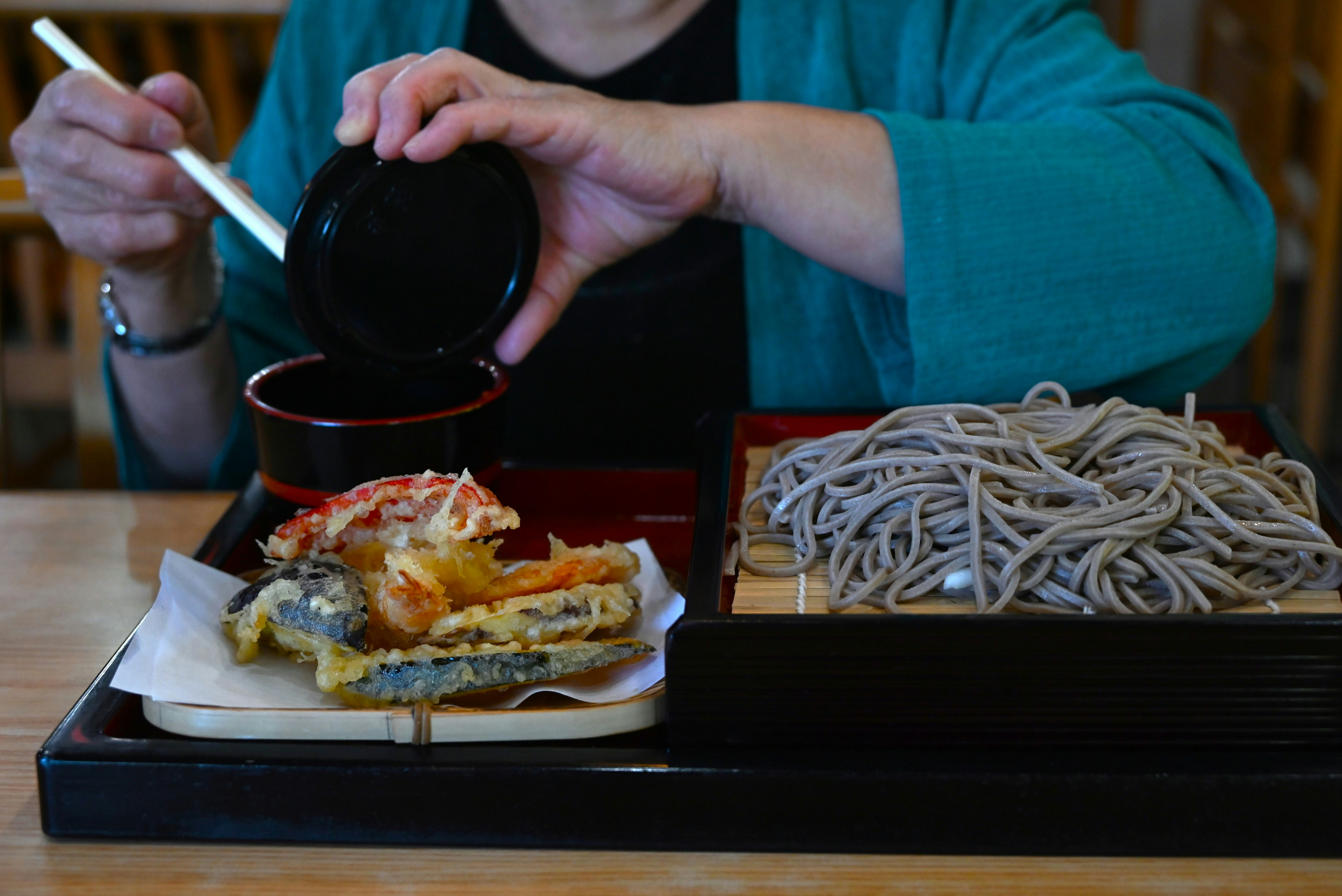 天ざる蕎麥麵套裝配天婦羅與沾醬的餐桌