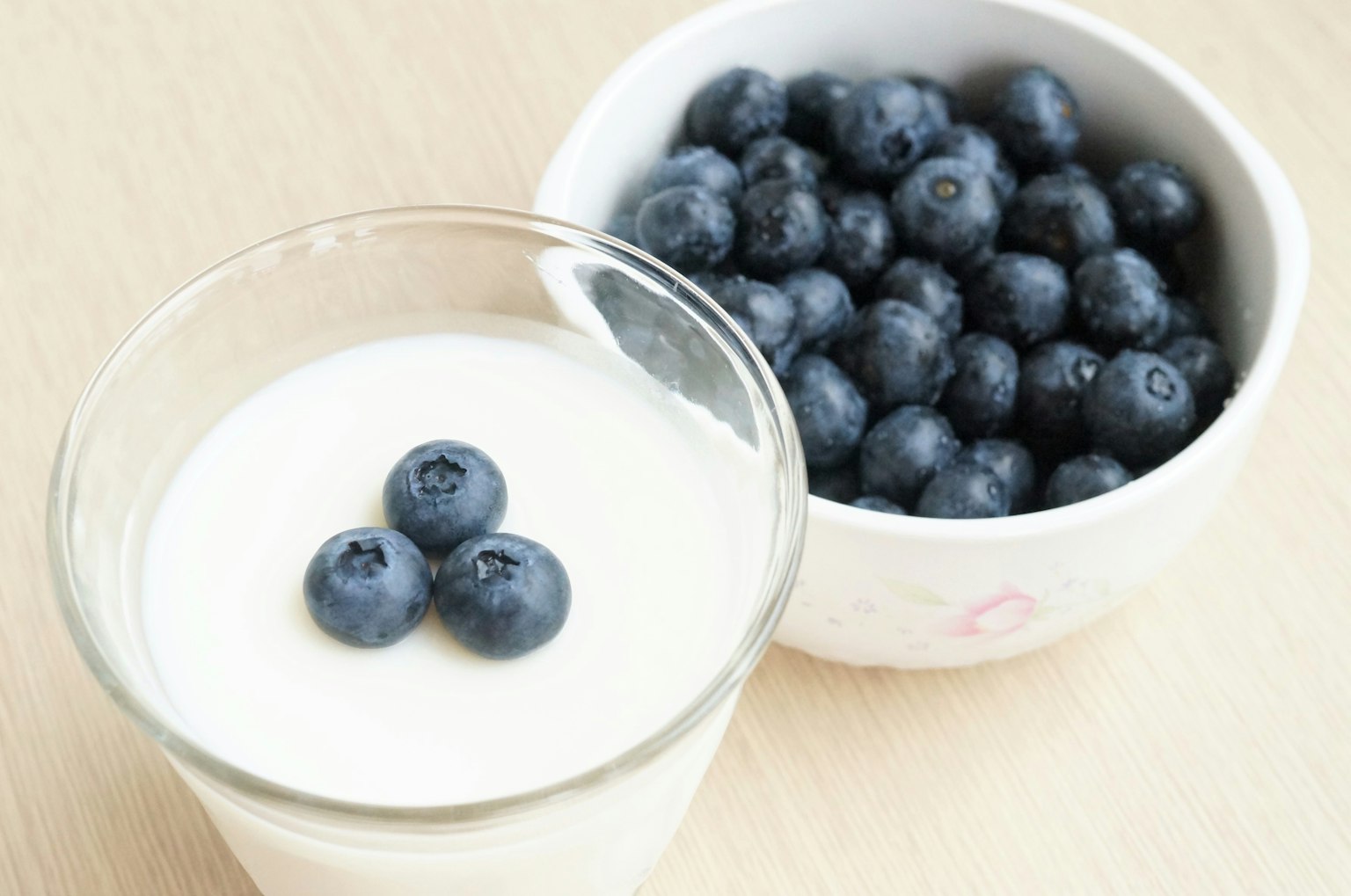 Imagen de arándanos y yogur en un vaso
