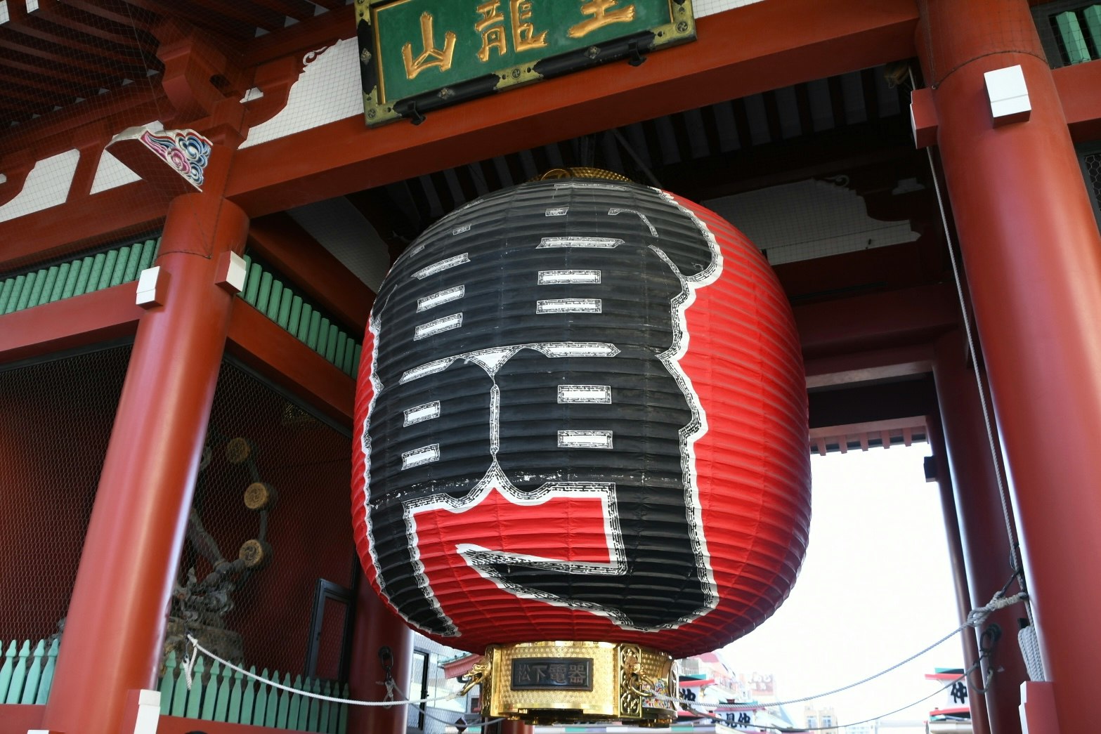 燈籠與朱紅神社門前的參道