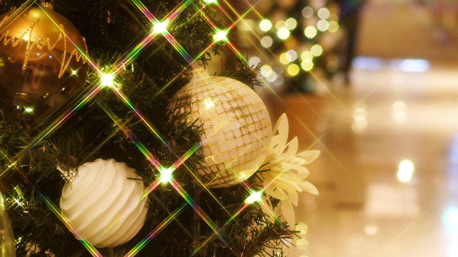 Primer plano de adornos navideños con luces brillantes