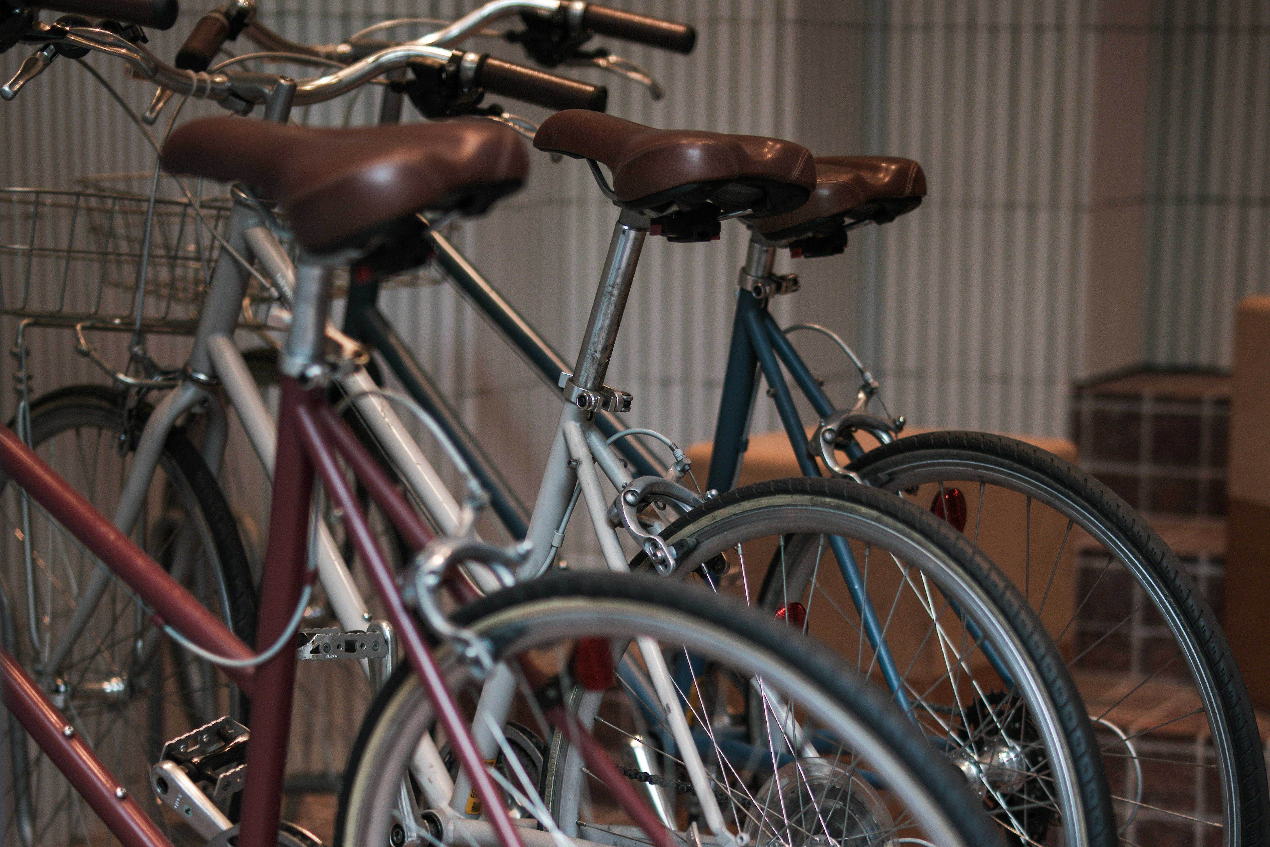 路地に並ぶ自転車のある街角