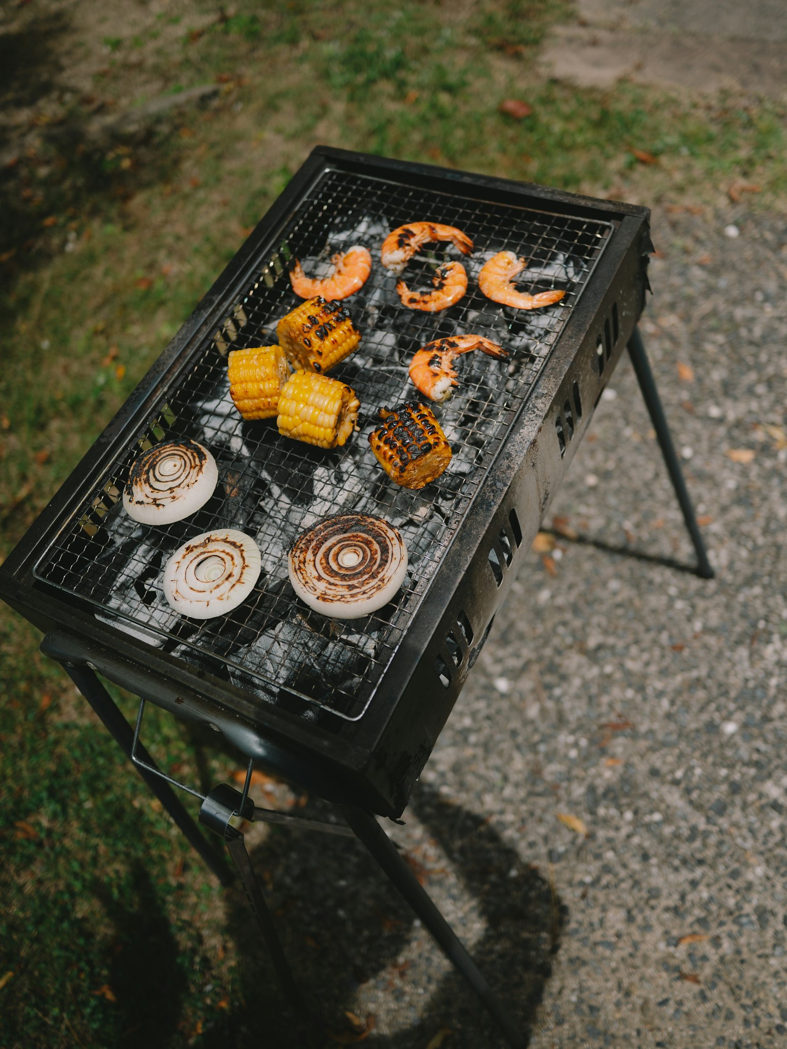 Udang dan jagung yang dipanggang di atas grill