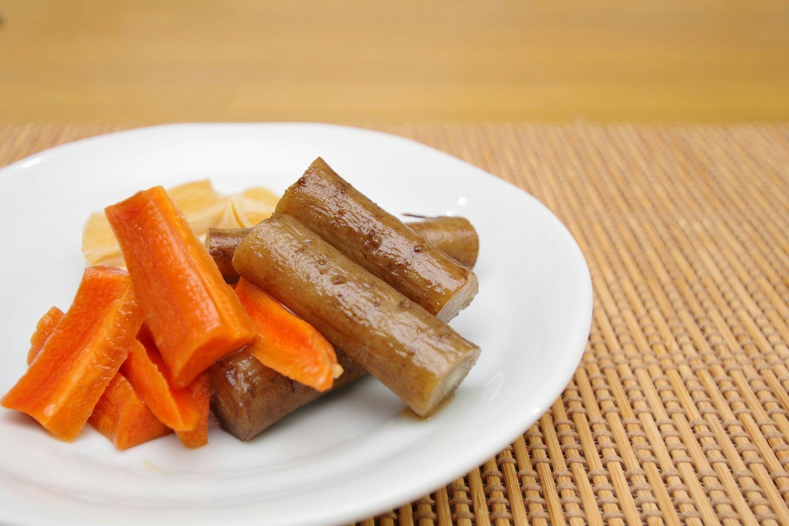 Piatto con carote e konjac affettati