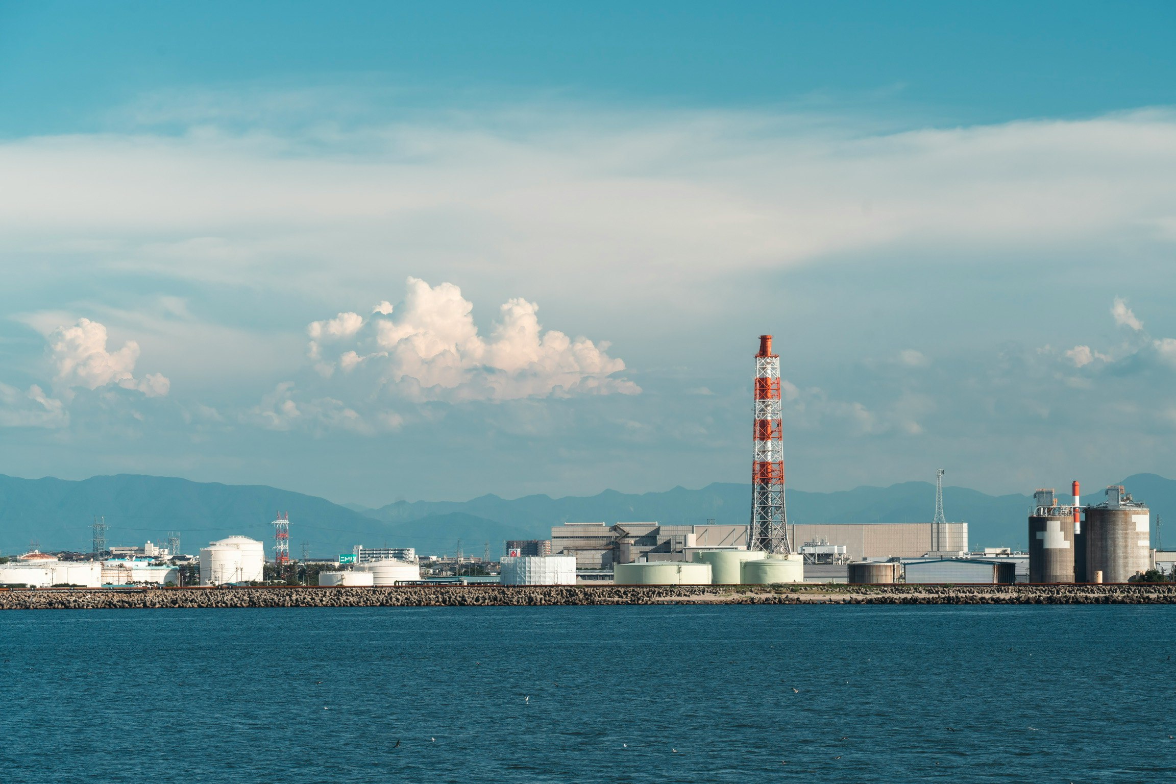 海邊工業發電廠與煙囪景觀