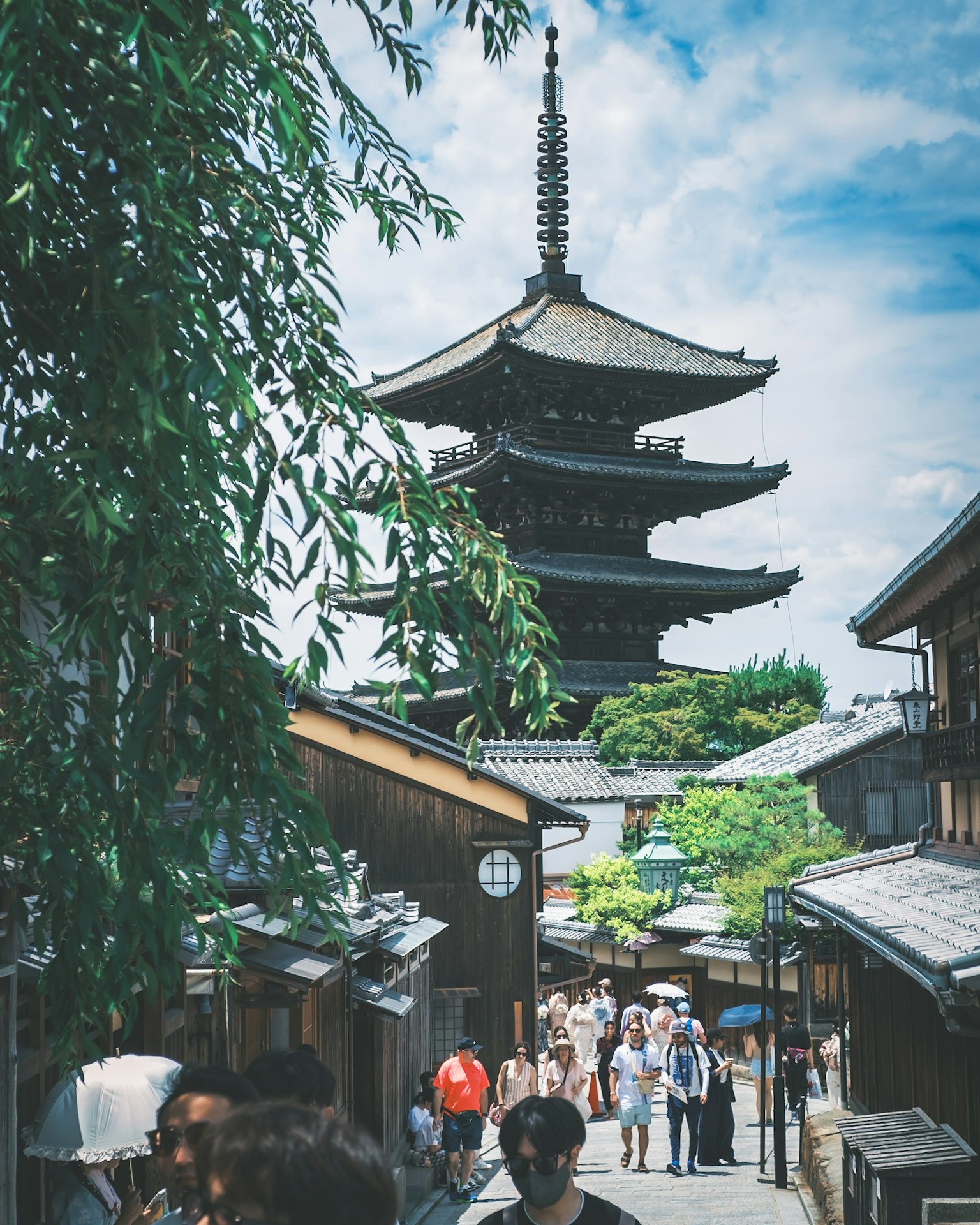 Malerscher Blick auf die Pagode von Kyoto und traditionelle Straßen