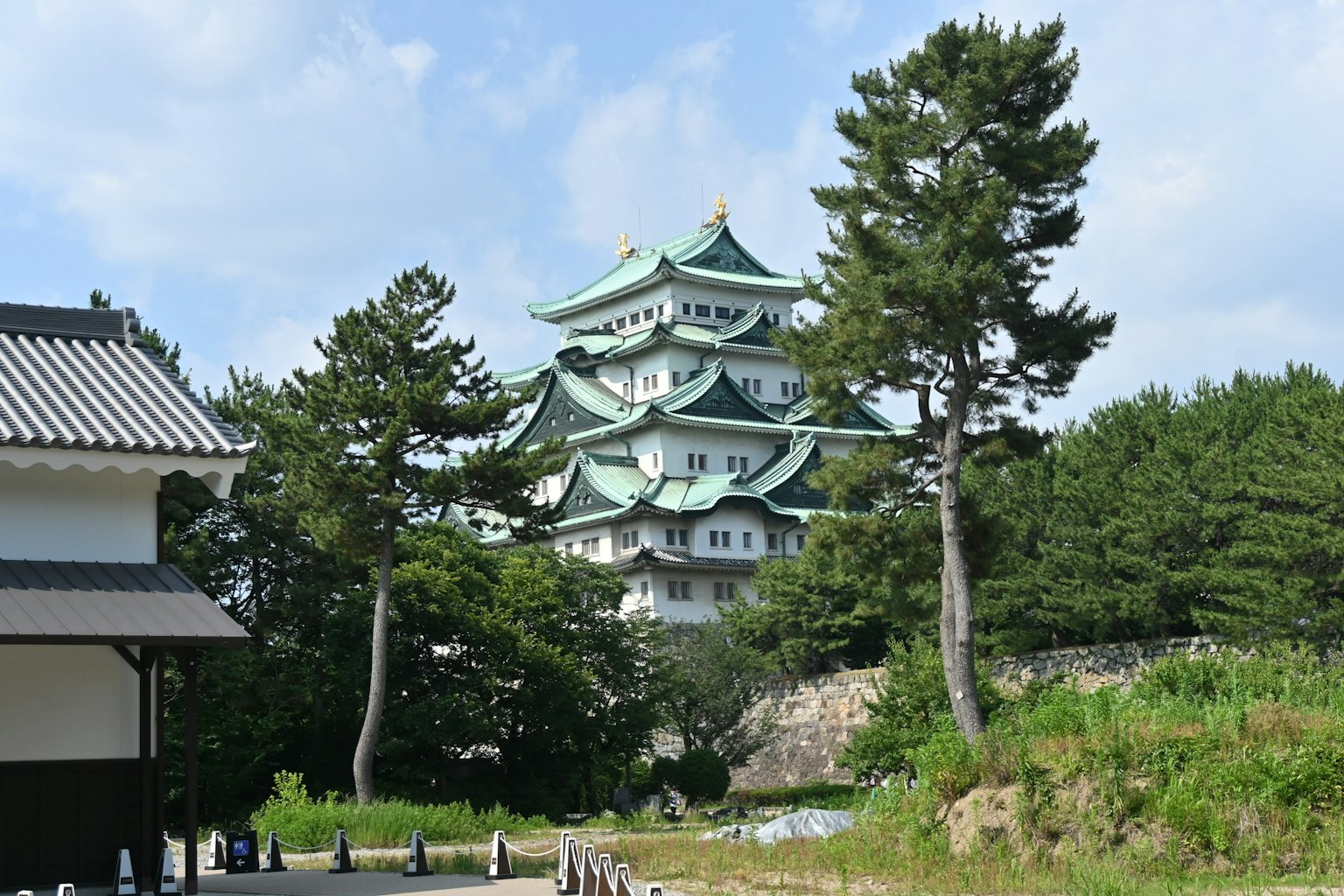 Schöne Fassade von Nagoya Schloss umgeben von Natur
