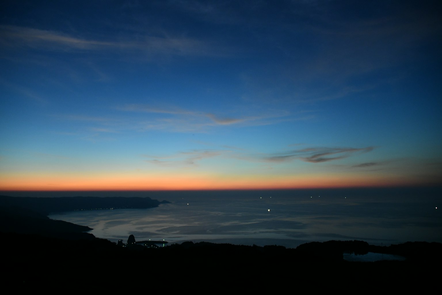 Degradado de atardecer sobre el mar con cielo azul