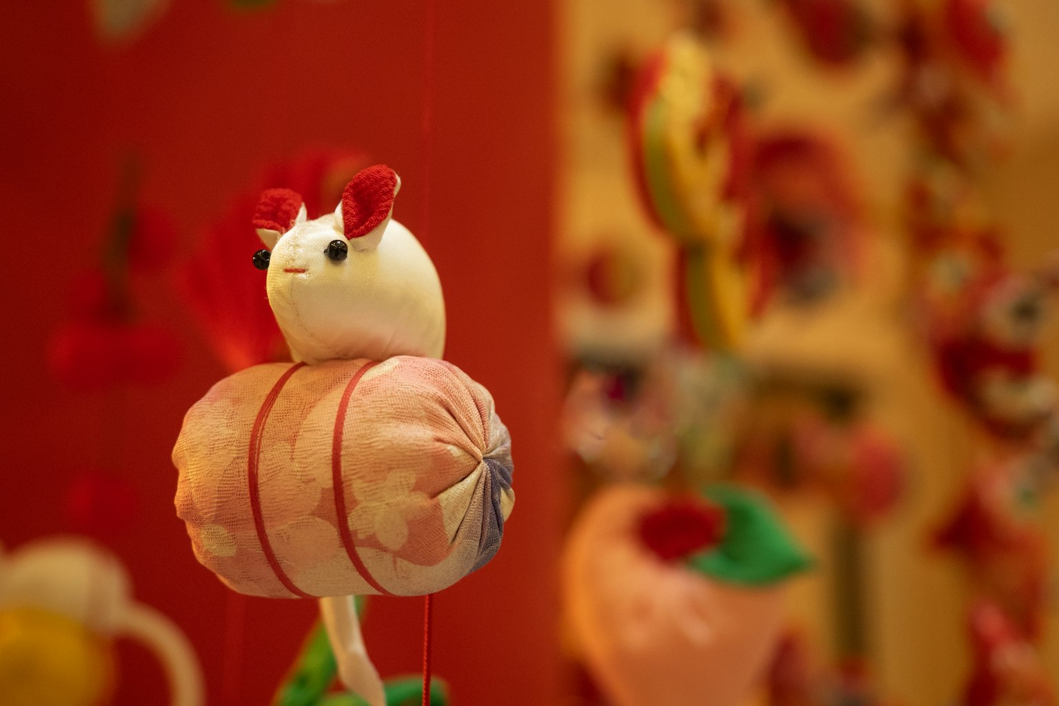 一隻小白鳥棲息在粉紅色裝飾物上，形成迷人的展示