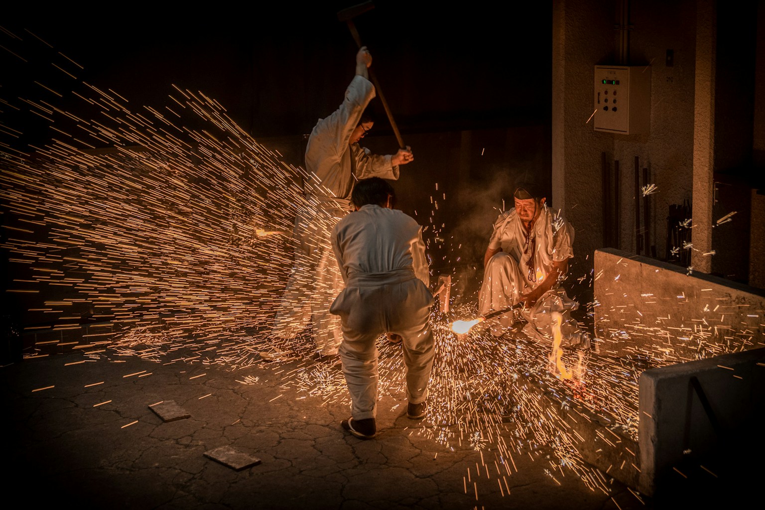 Pekerja di bengkel menciptakan percikan saat mengolah logam