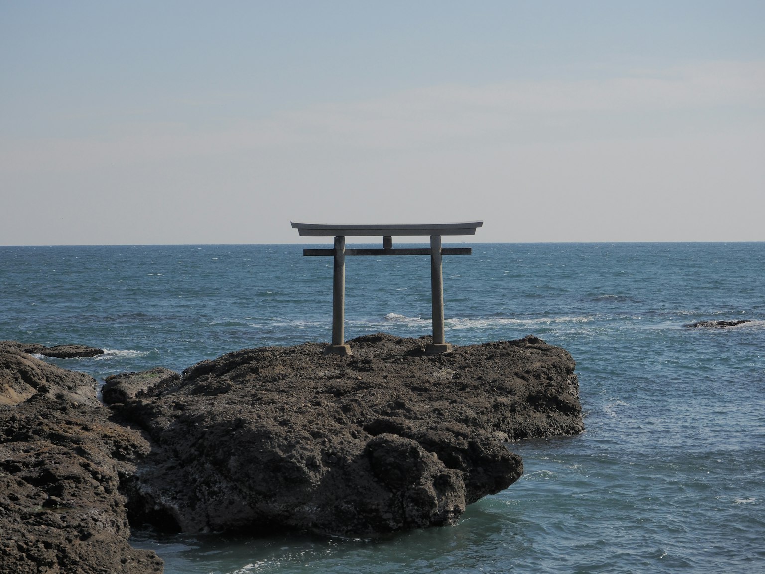 海边岩石上的鸟居