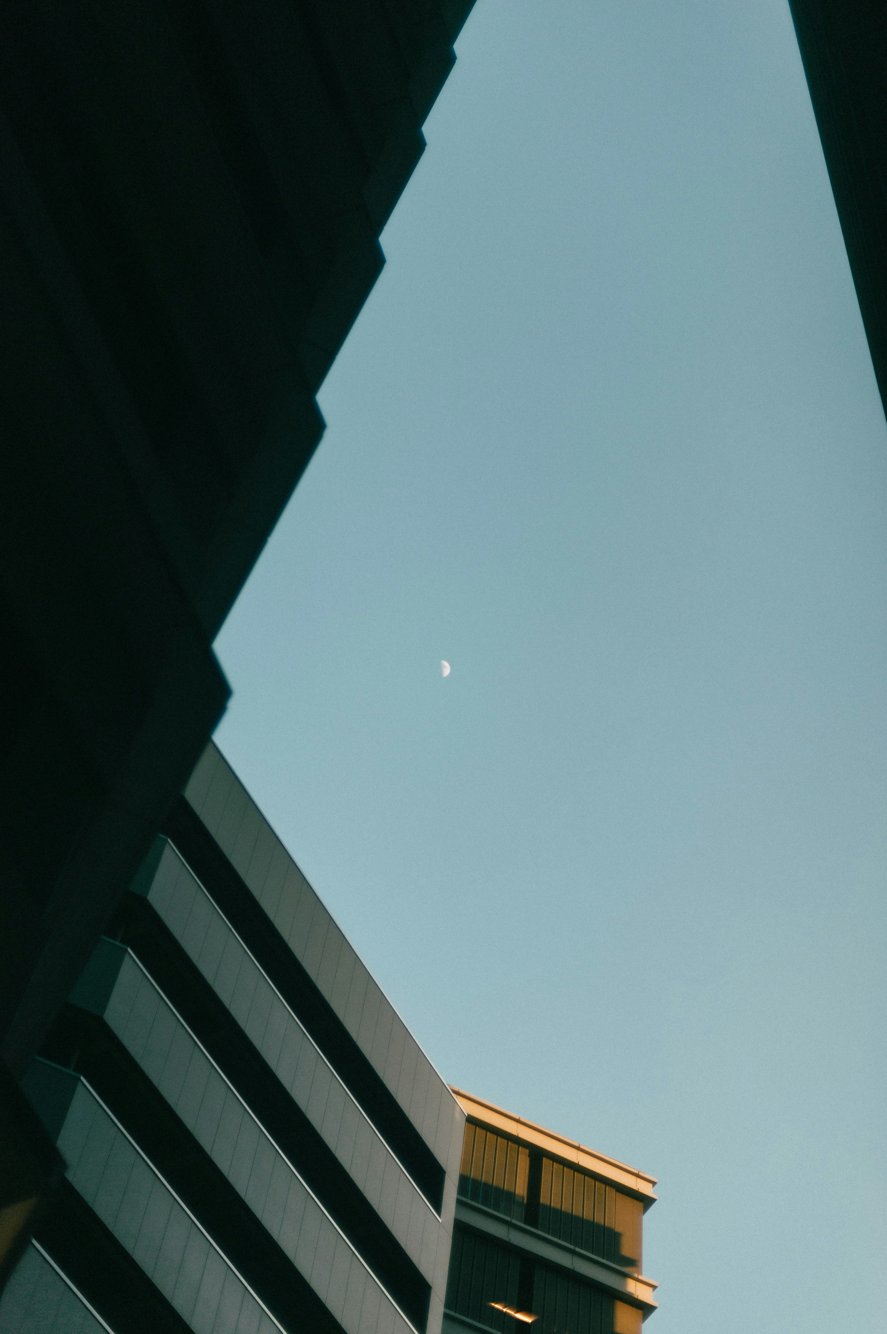 建物の角と青空の見上げ構図