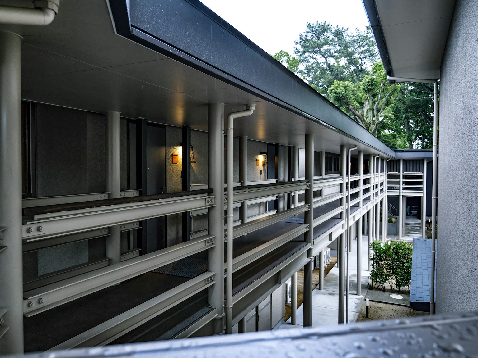 Vue intérieure d'un immeuble d'appartements avec une cour visible
