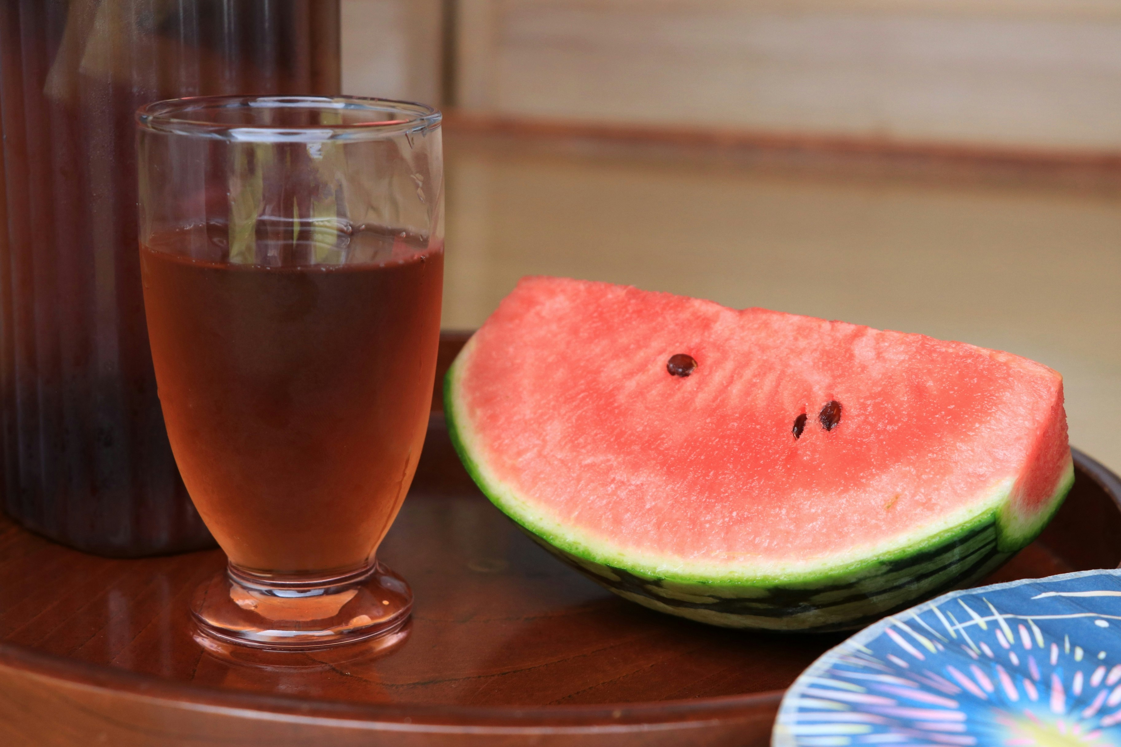 桌上有西瓜和一杯飲品