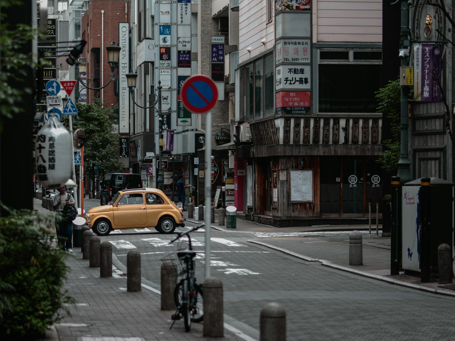 Jalan sepi di Tokyo dengan mobil kuning dan sepeda
