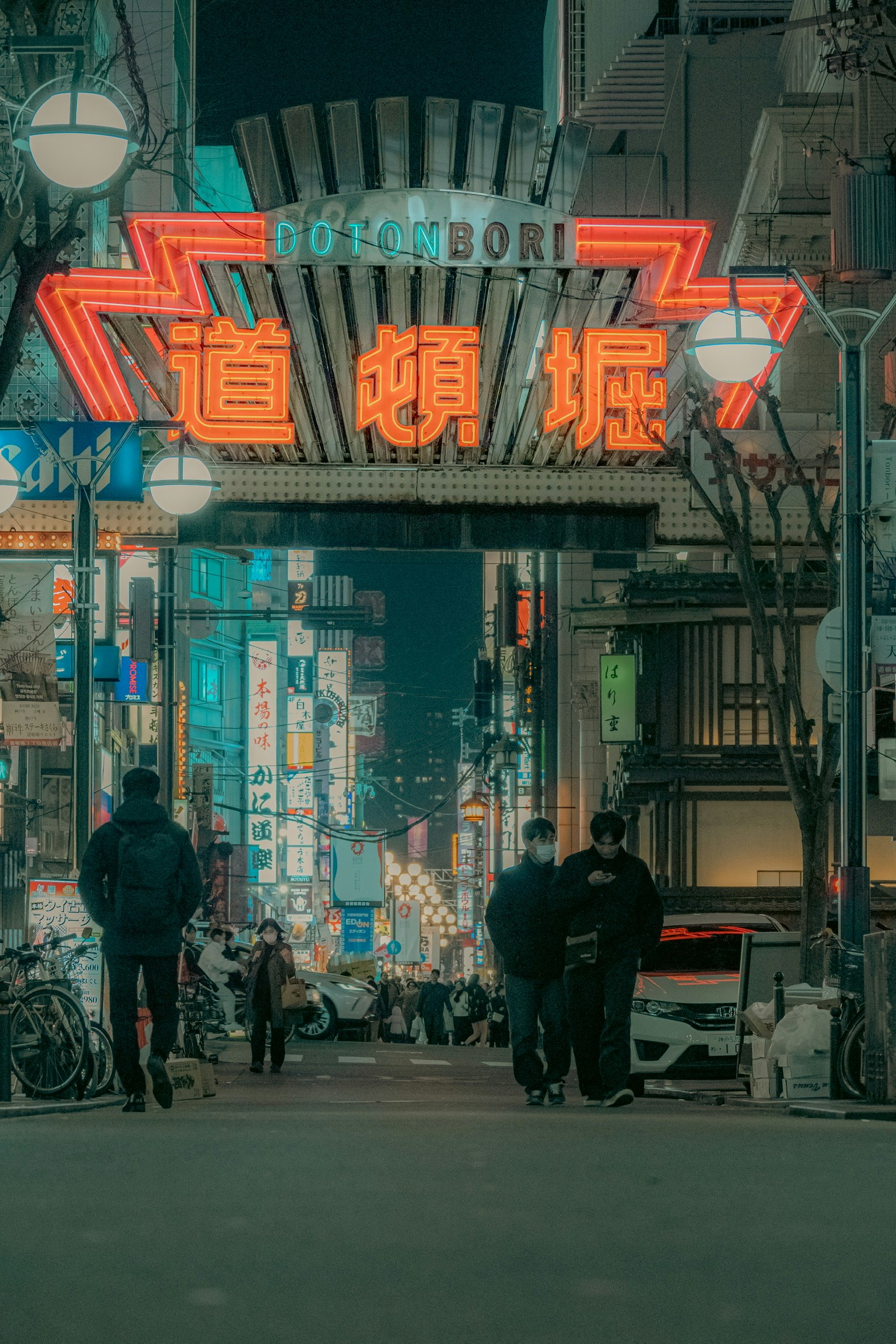 Cổng vào Dotonbori rực rỡ với biển hiệu neon trong bối cảnh đêm