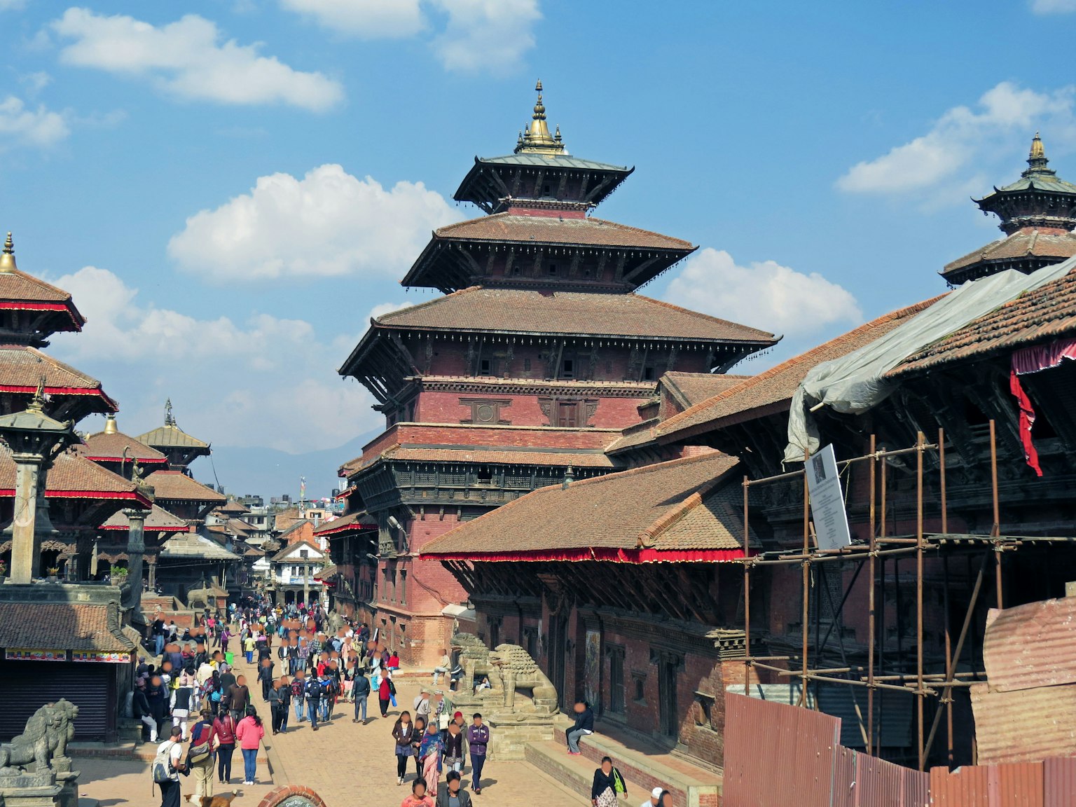 Traditionelle nepalesische Tempel am Durbar Square in Kathmandu mit Touristen