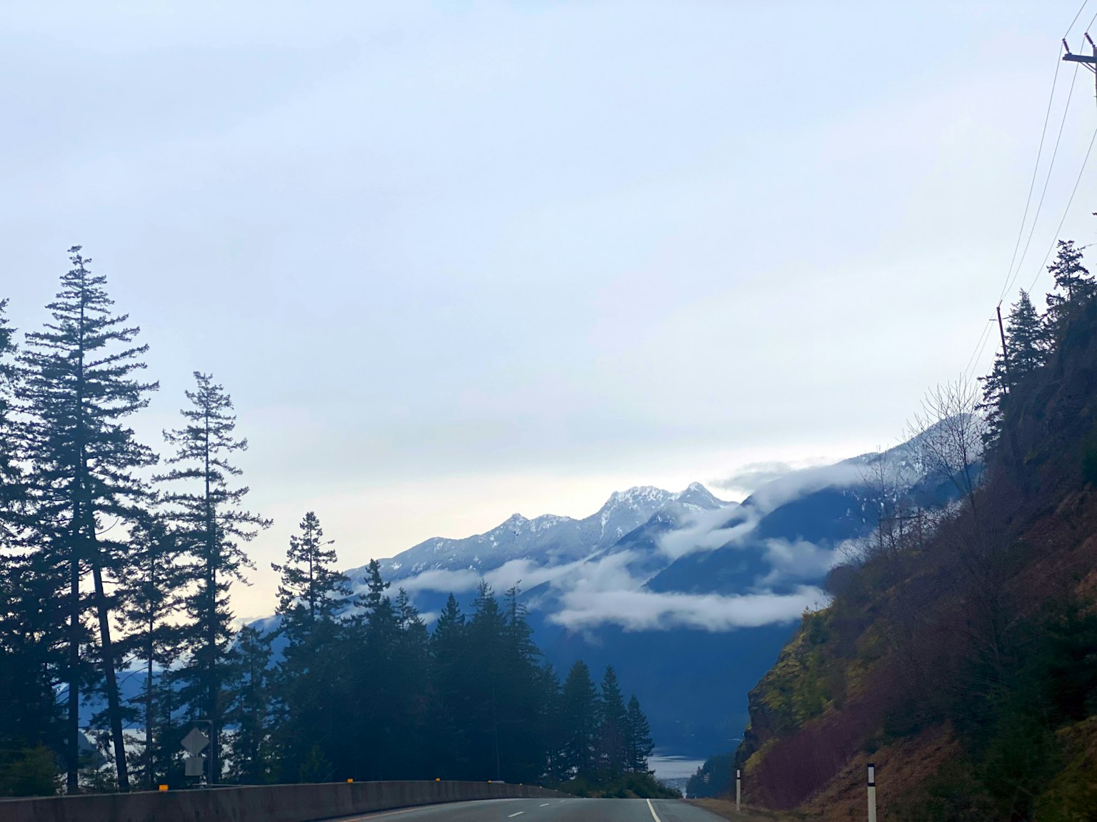 Vue de route pittoresque avec des montagnes et du brouillard en arrière-plan