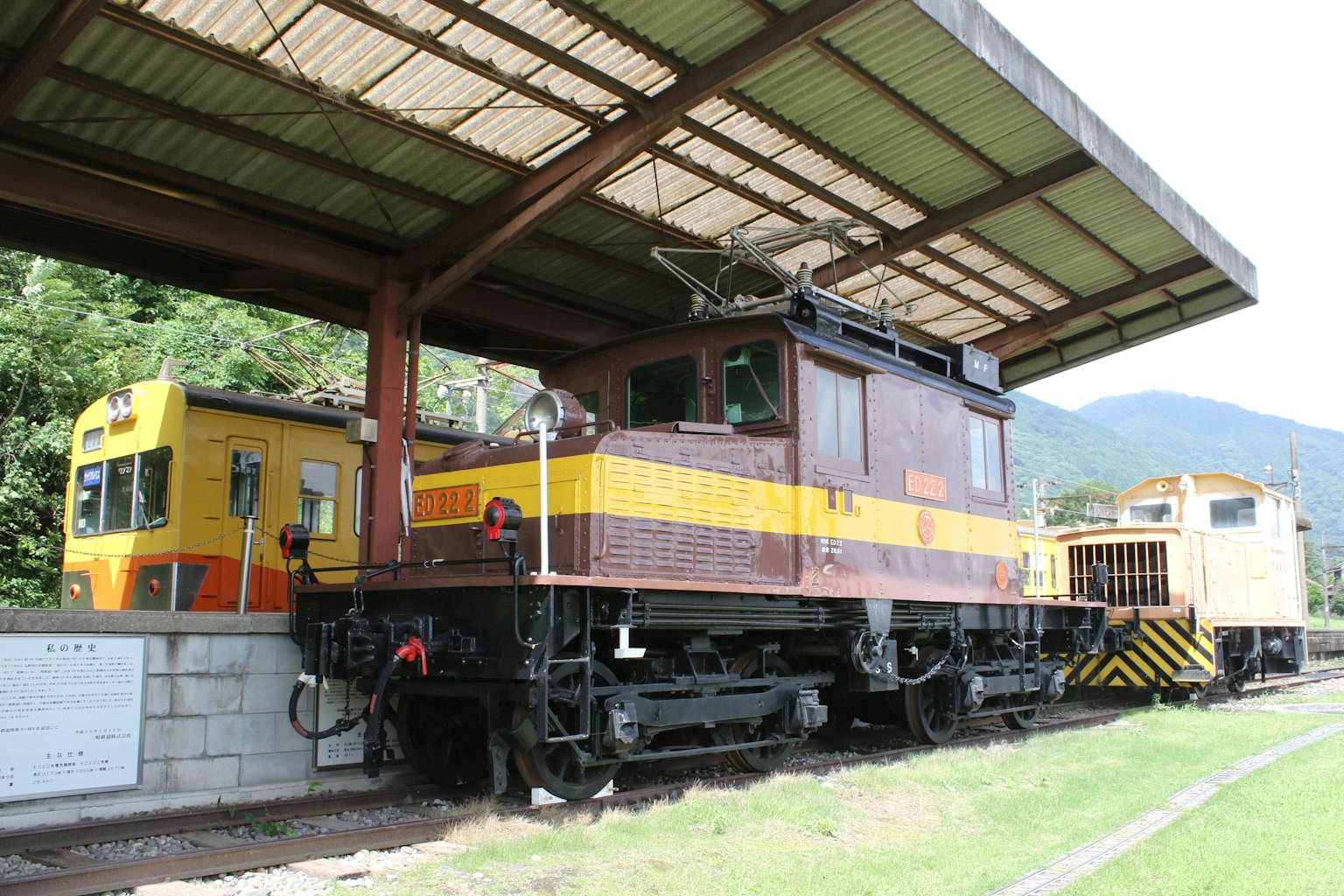 火車站的老式電力機車與周圍風景