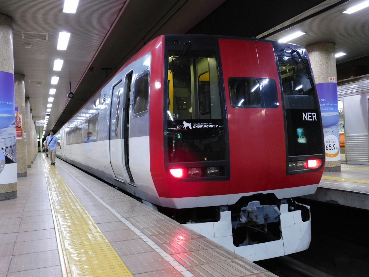 Tren rojo y blanco detenido en la estación