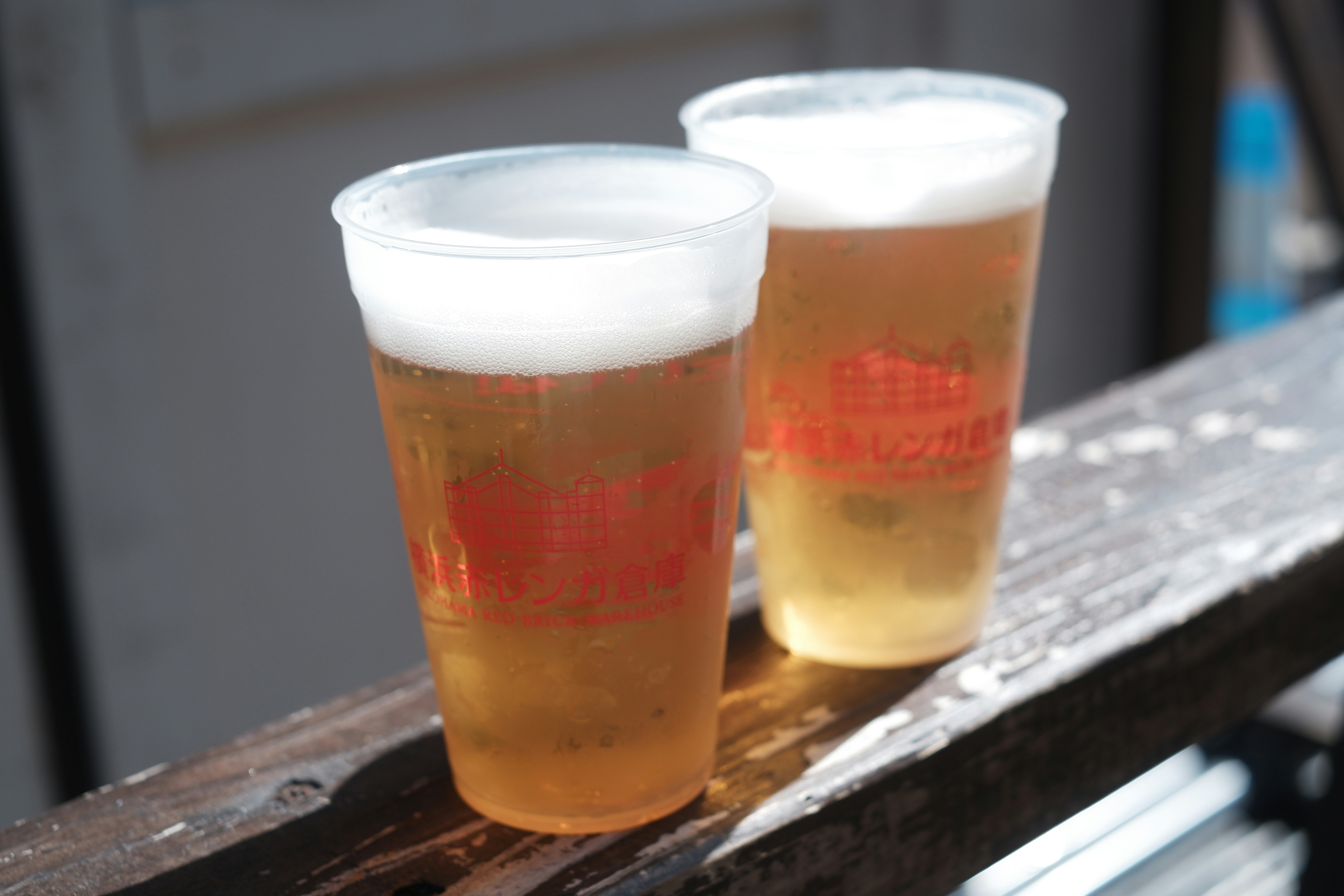 ビールの泡が立つグラス2杯の並び