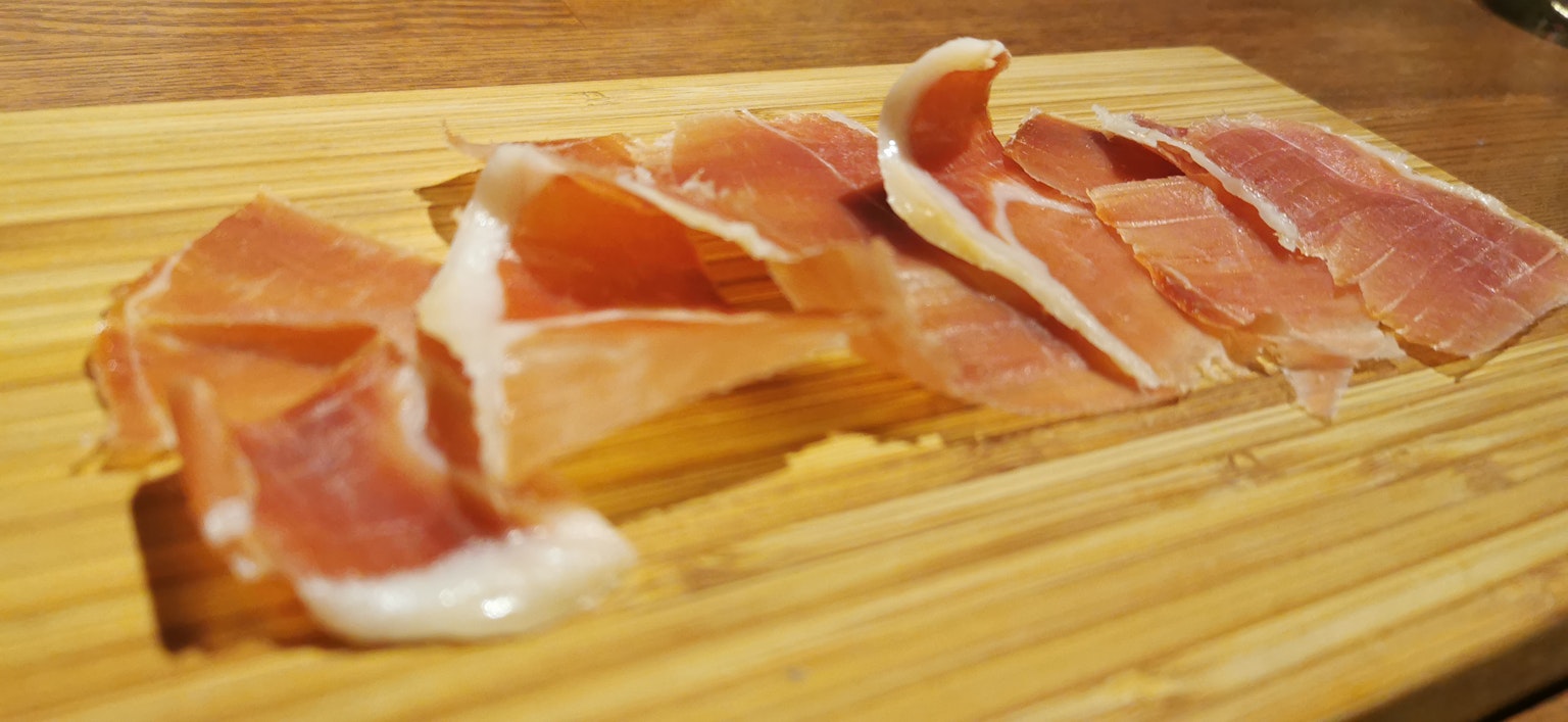 Lonchas de jamón dispuestas sobre una tabla de madera