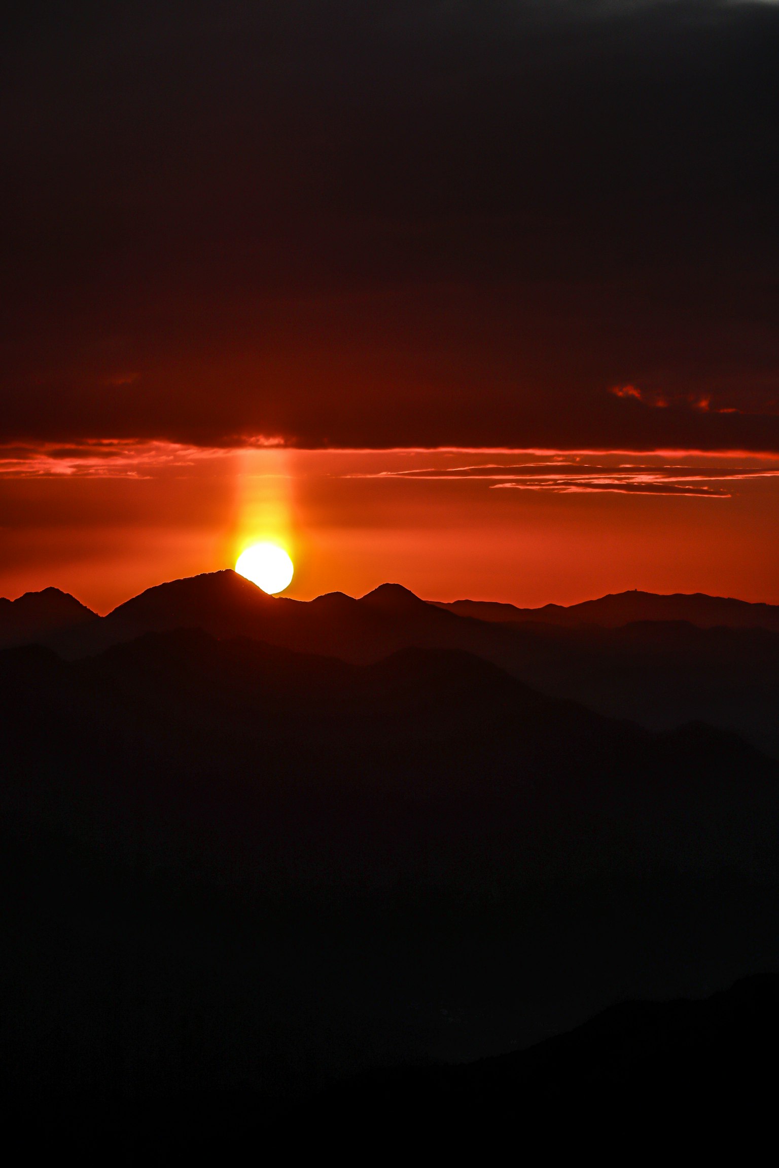 Silueta de montañas contra un impresionante atardecer