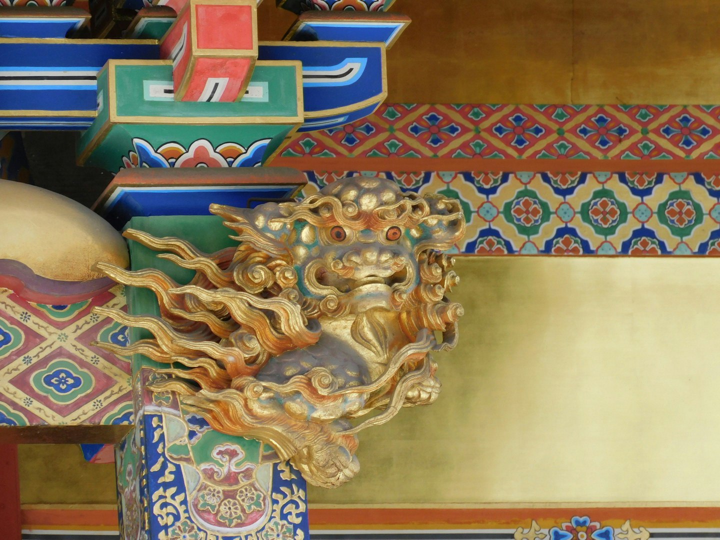 金色龍形雕飾的寺廟天花