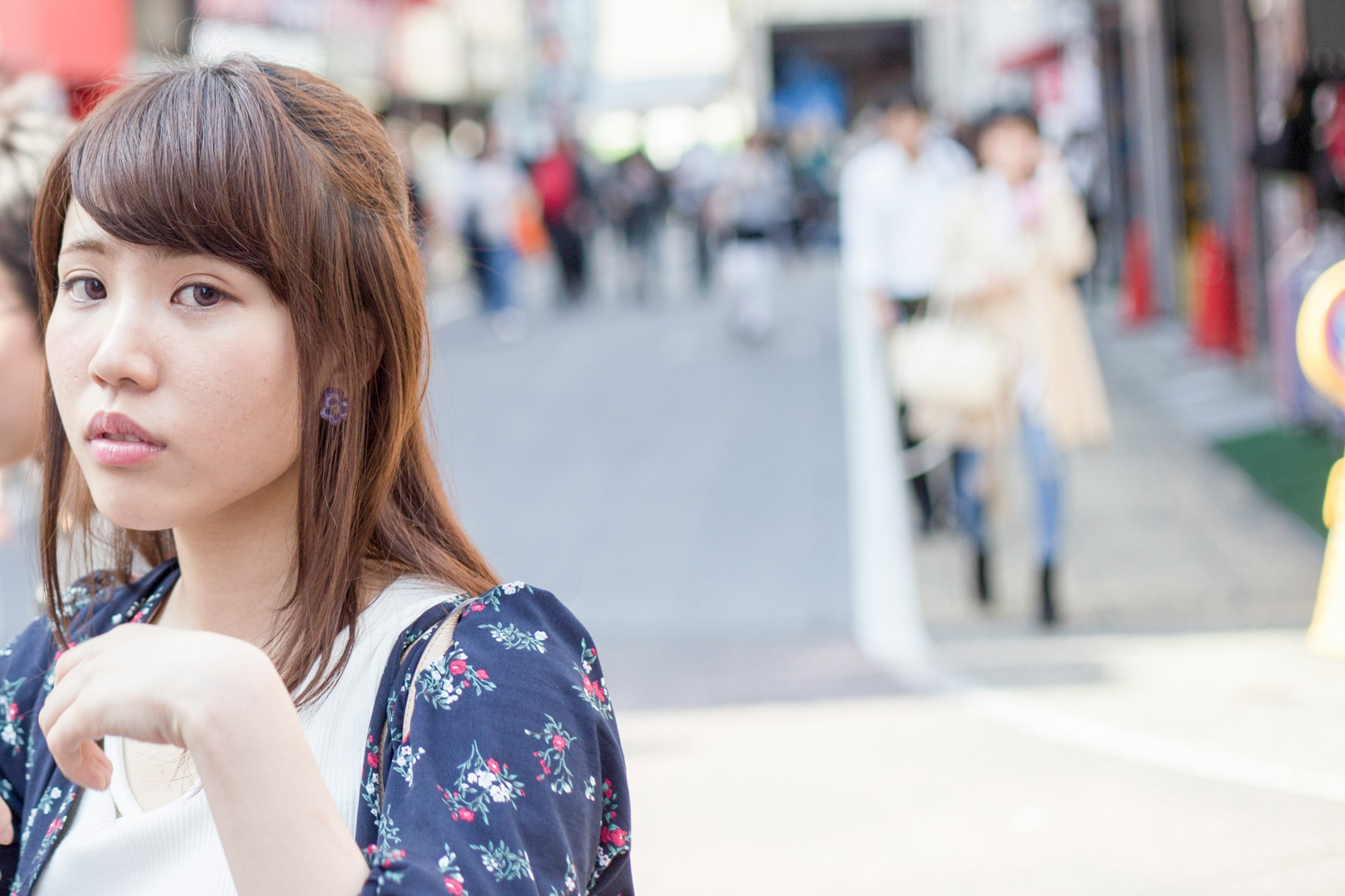 購物街通道裡回頭的女性