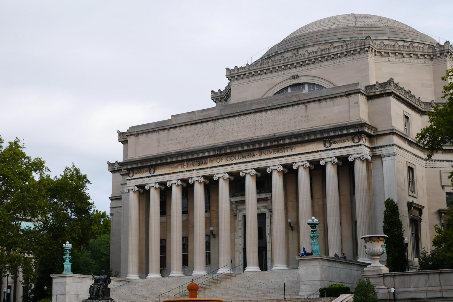 Bâtiment de l'Université Columbia avec de grands colonnes et un dôme