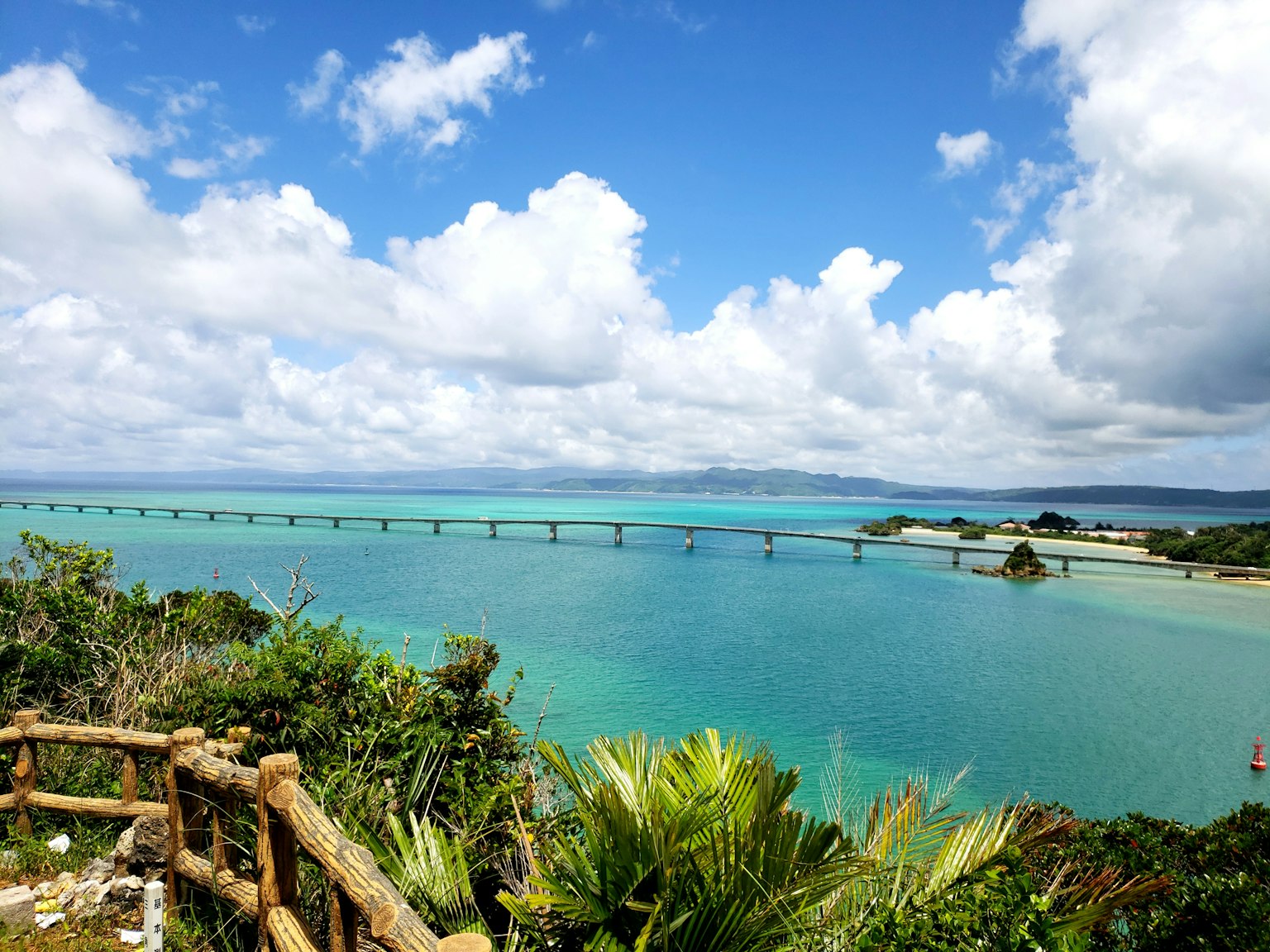 ทิวทัศน์ที่น่าทึ่งพร้อมทะเลสีน้ำเงินและสะพาน