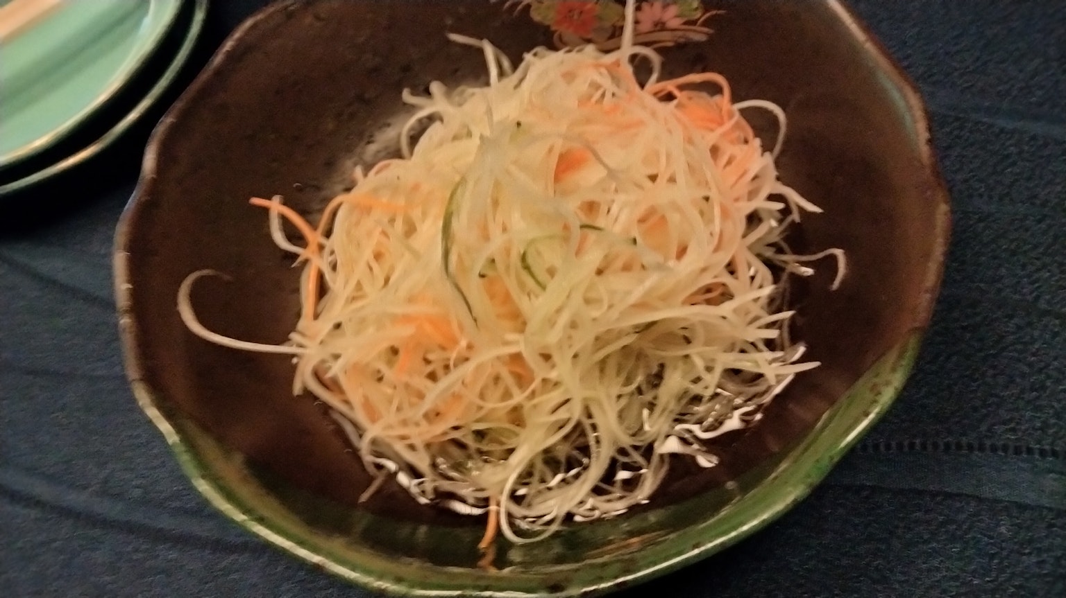 一盘细切蔬菜沙拉