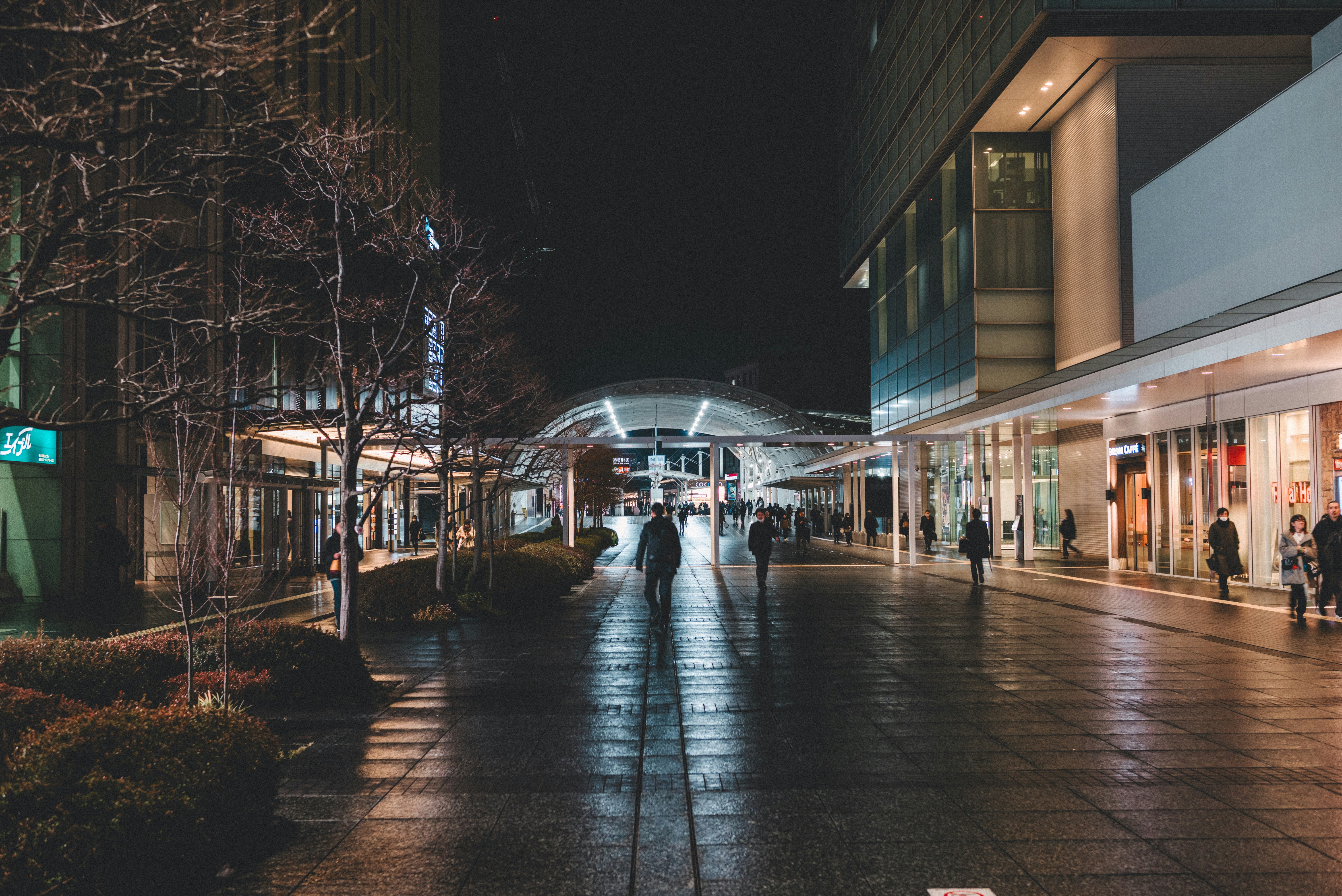 夜晚室外走廊与路灯在湿地面上的倒影