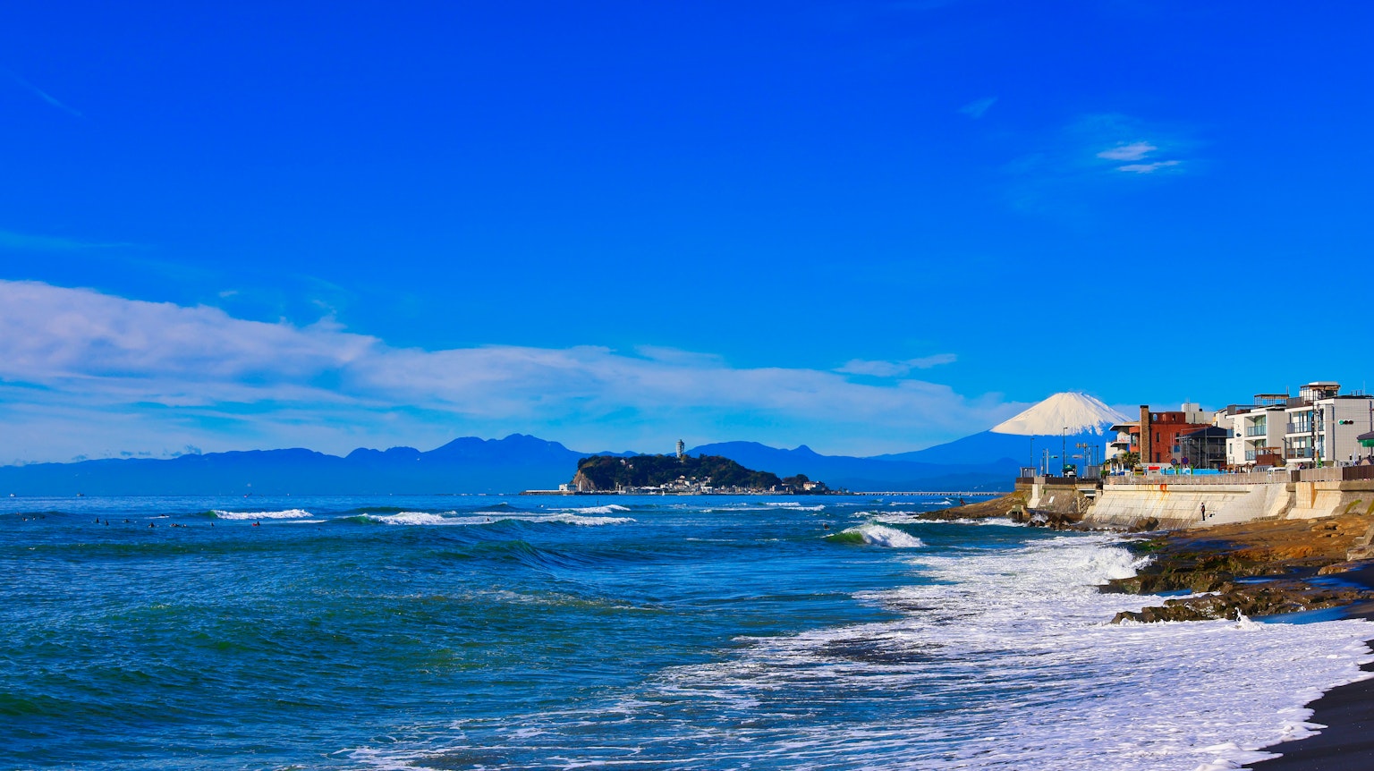 Vue panoramique du ciel bleu et de l'océan avec le mont Fuji en arrière-plan