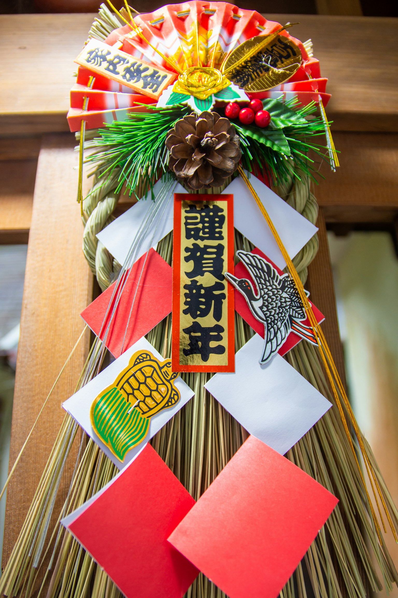 Decorazione tradizionale giapponese per il Capodanno con shimenawa e ornamenti colorati