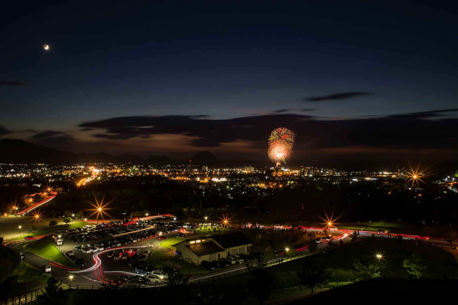 Une vue nocturne de la ville avec des lumières brillantes et un ballon lumineux