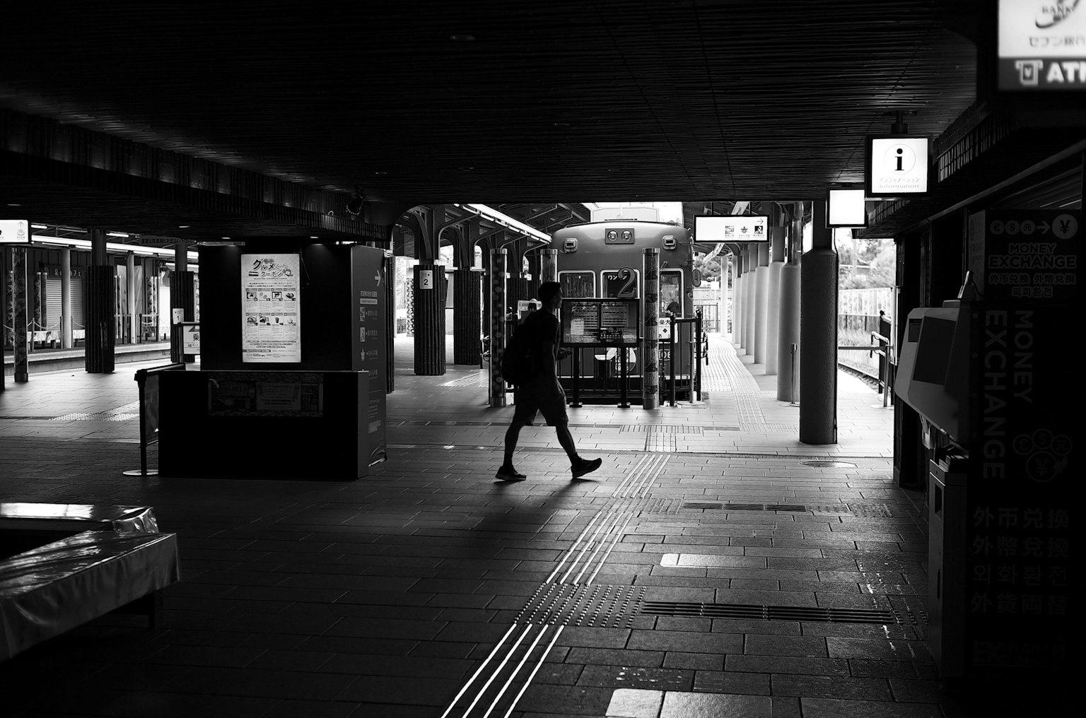 คนเดินอยู่ในสถานีรถไฟขาวดำ