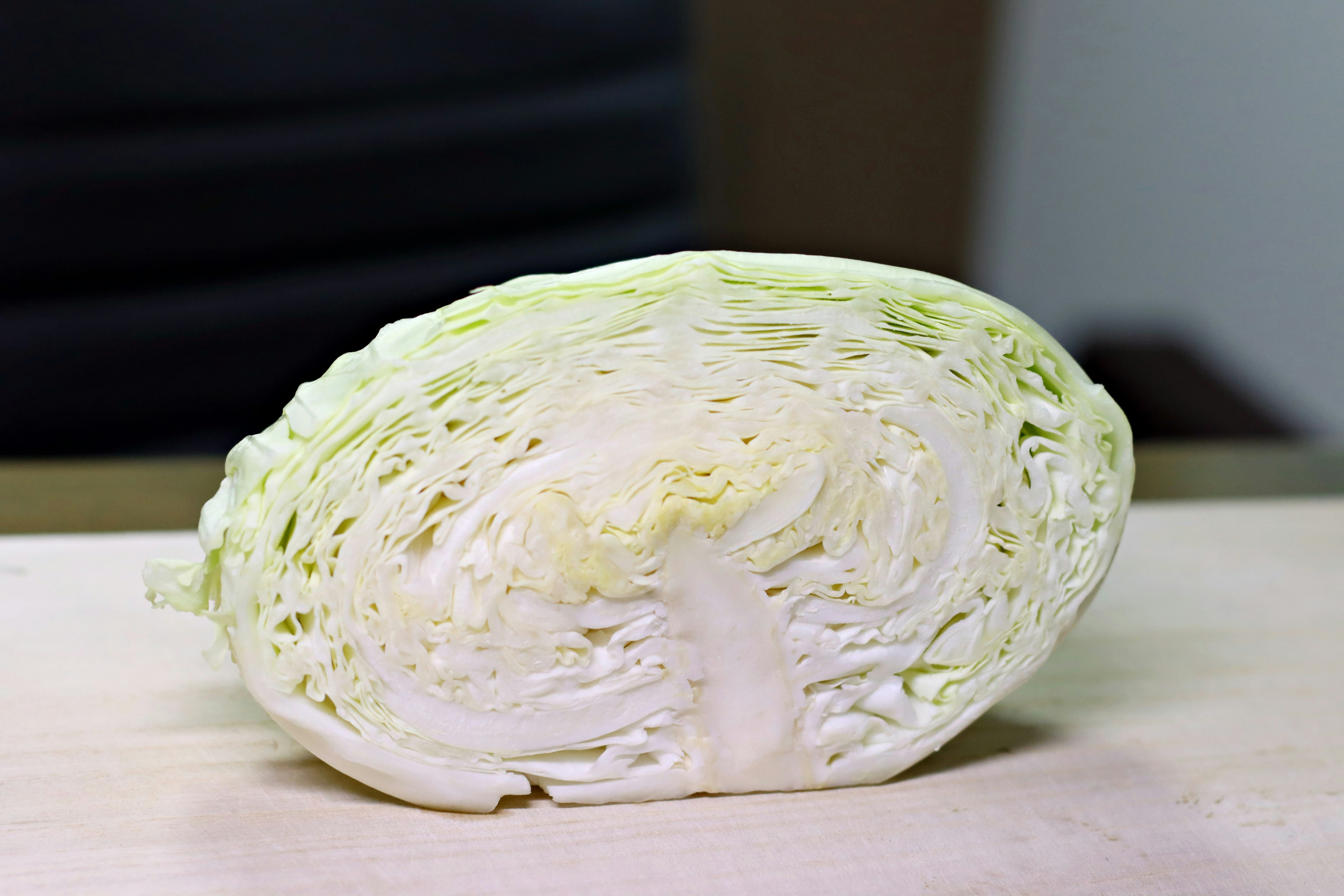 sawi putih/caisin (napa cabbage) yang diiris di atas talenan