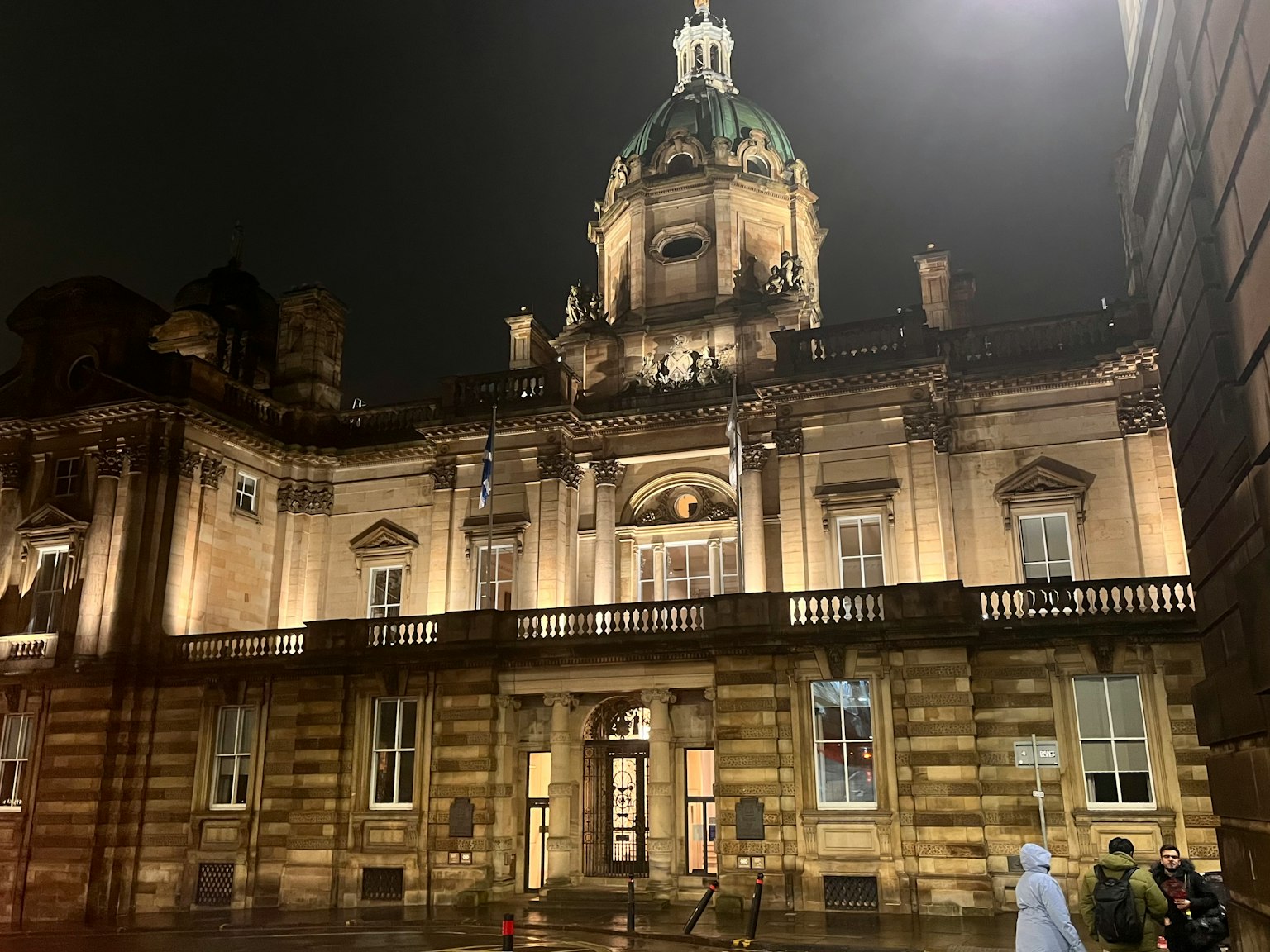 Extérieur d'un bâtiment historique illuminé la nuit