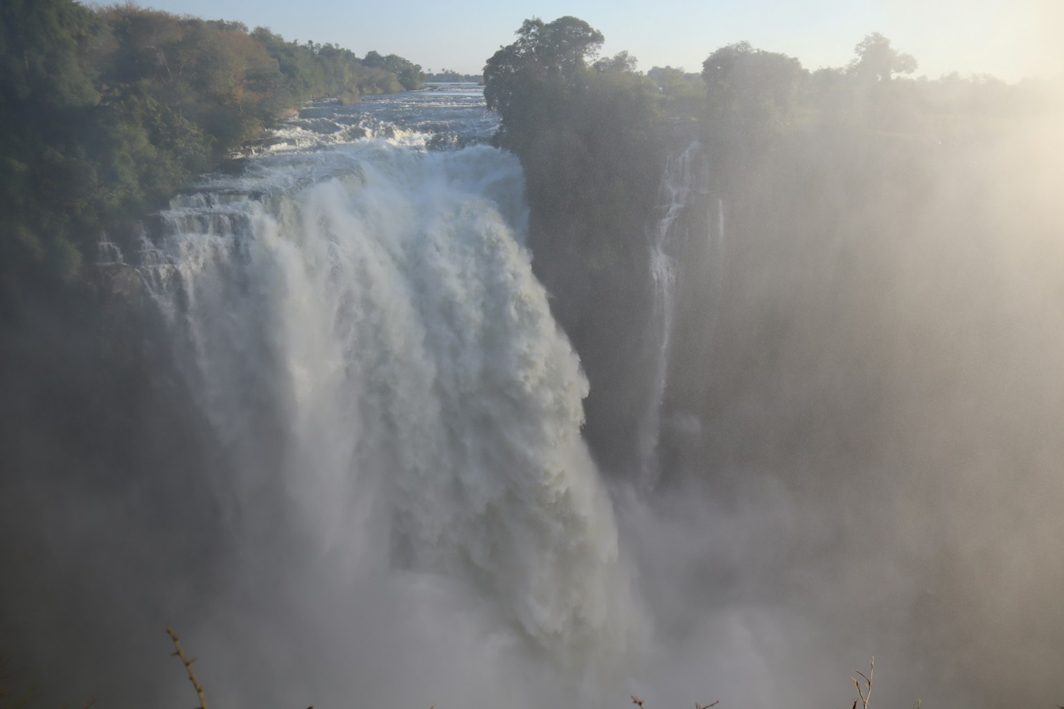 Air terjun megah mengalir melalui kabut