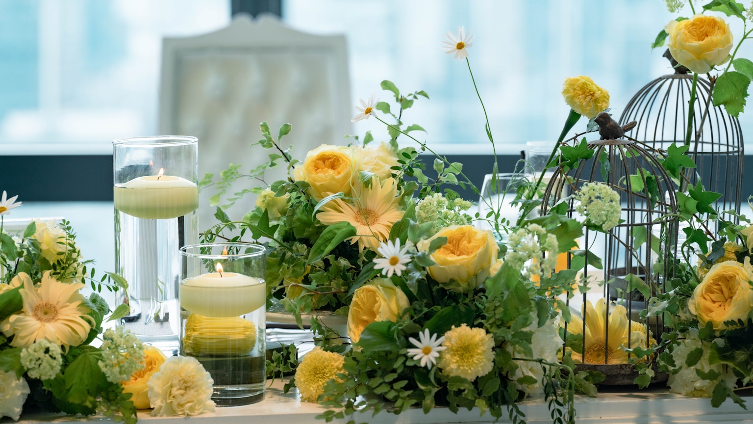 Bella composizione di fiori gialli e candele su un tavolo