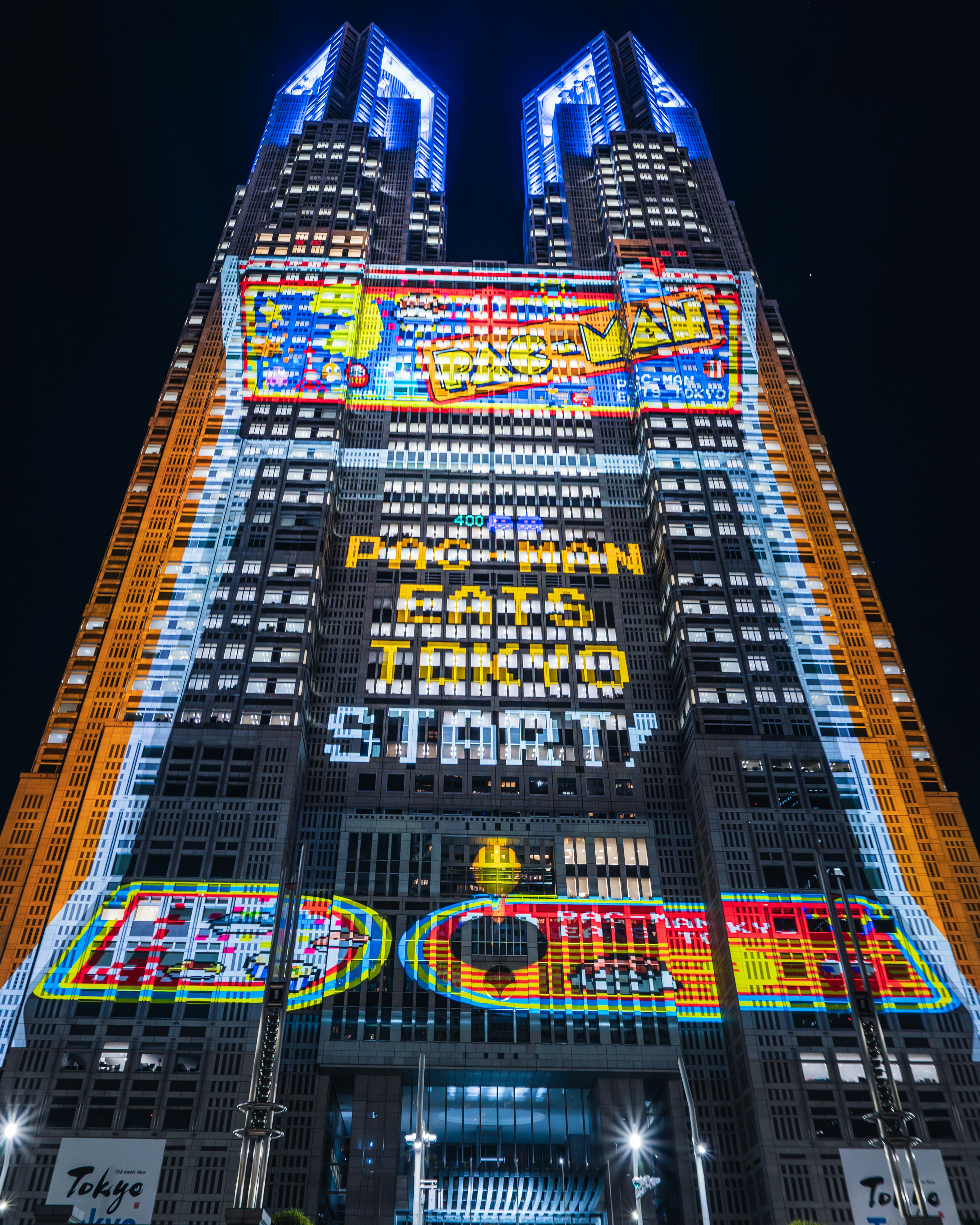 都庁舎の夜景に映るプロジェクションマッピングとパックマン