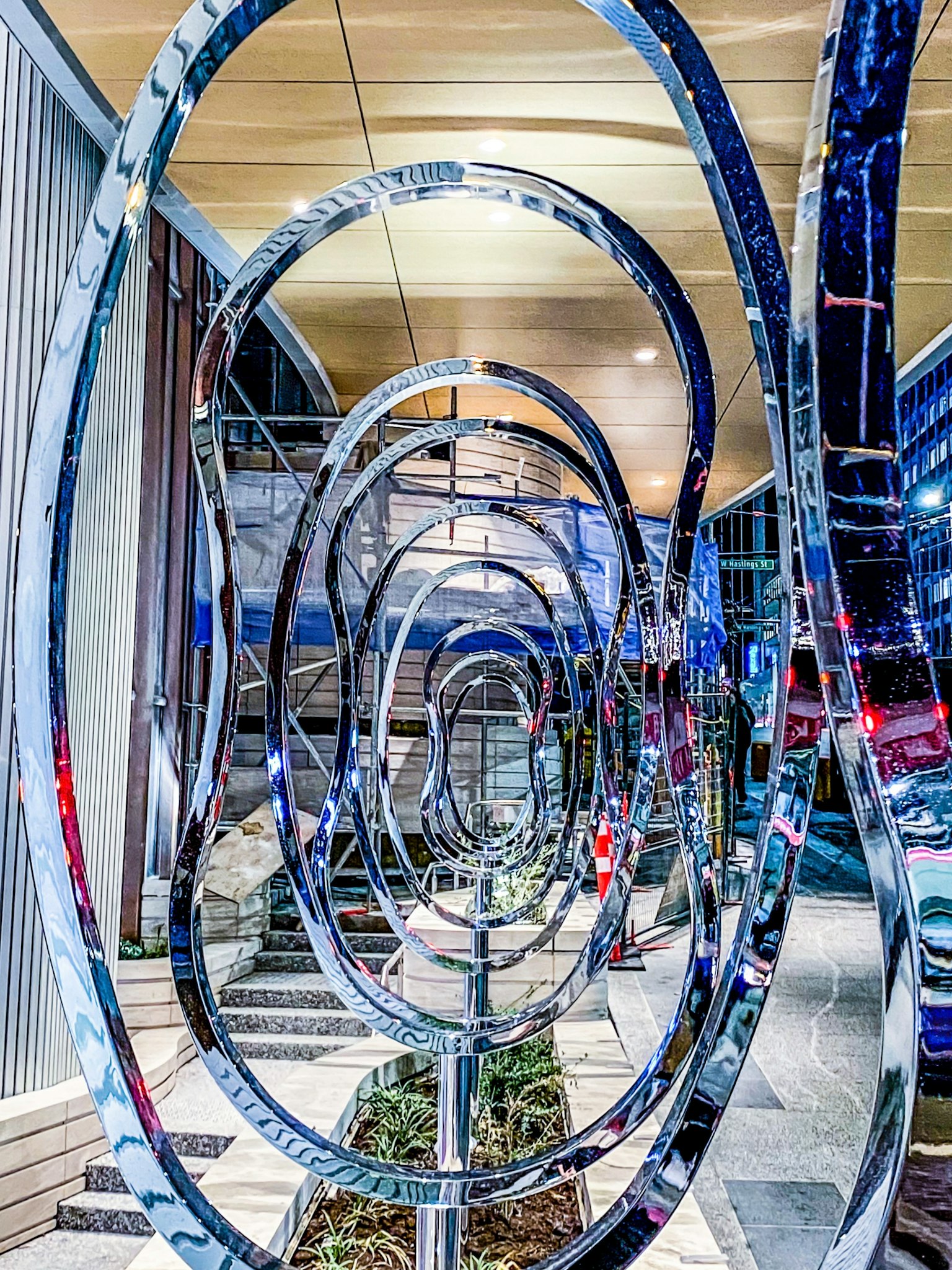 Installazione artistica trasparente con forme sovrapposte