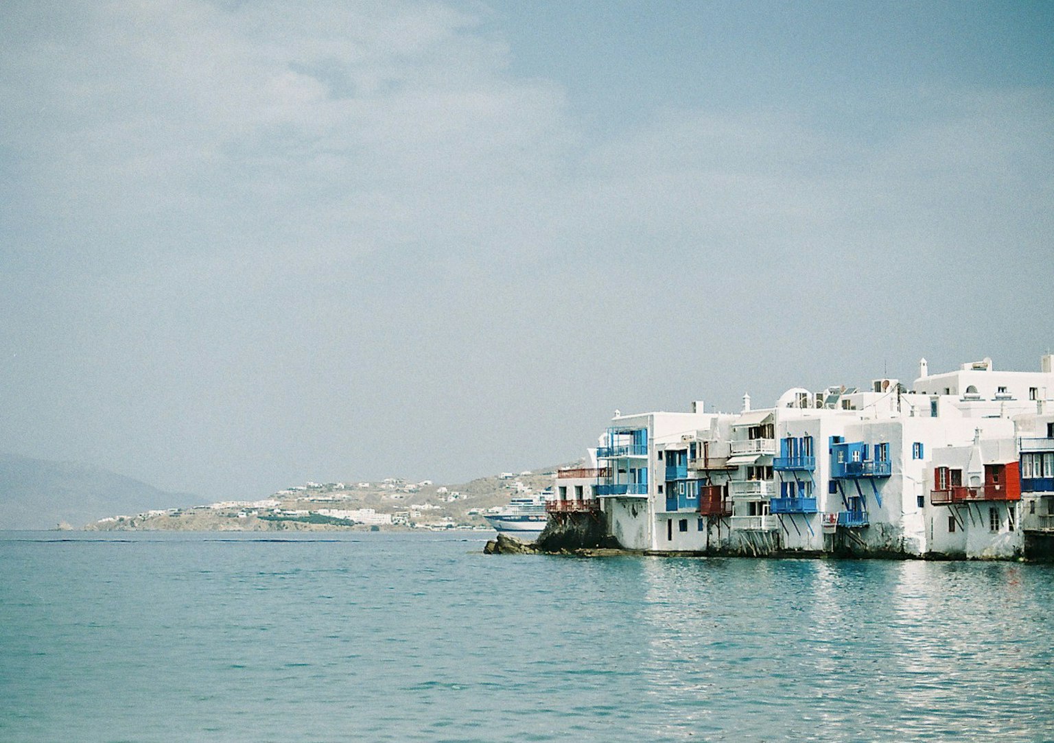 Vista escénica de edificios blancos junto al mar azul