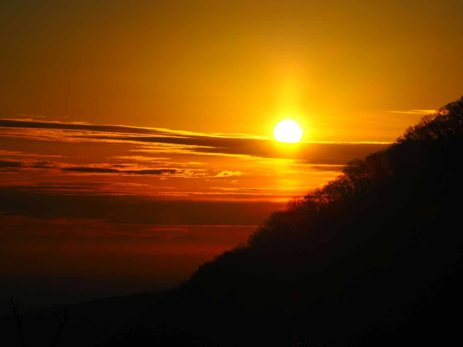 Hermoso atardecer sobre la silueta de una montaña