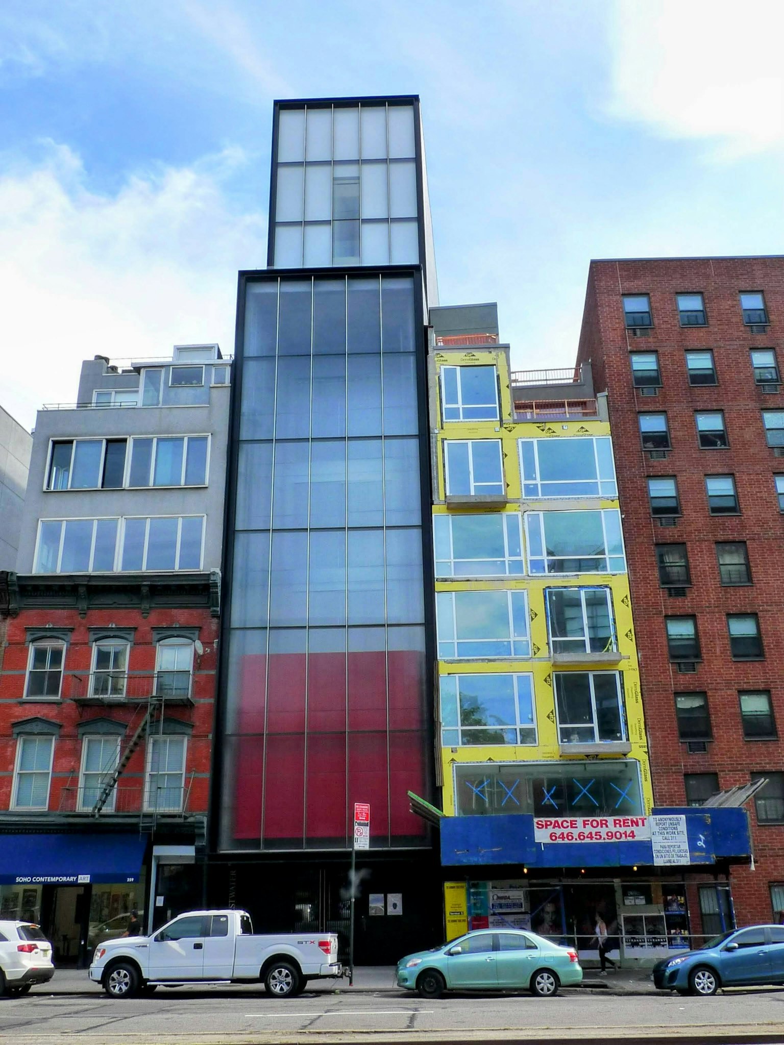 Edifici colorati che mostrano un design architettonico moderno in un contesto urbano