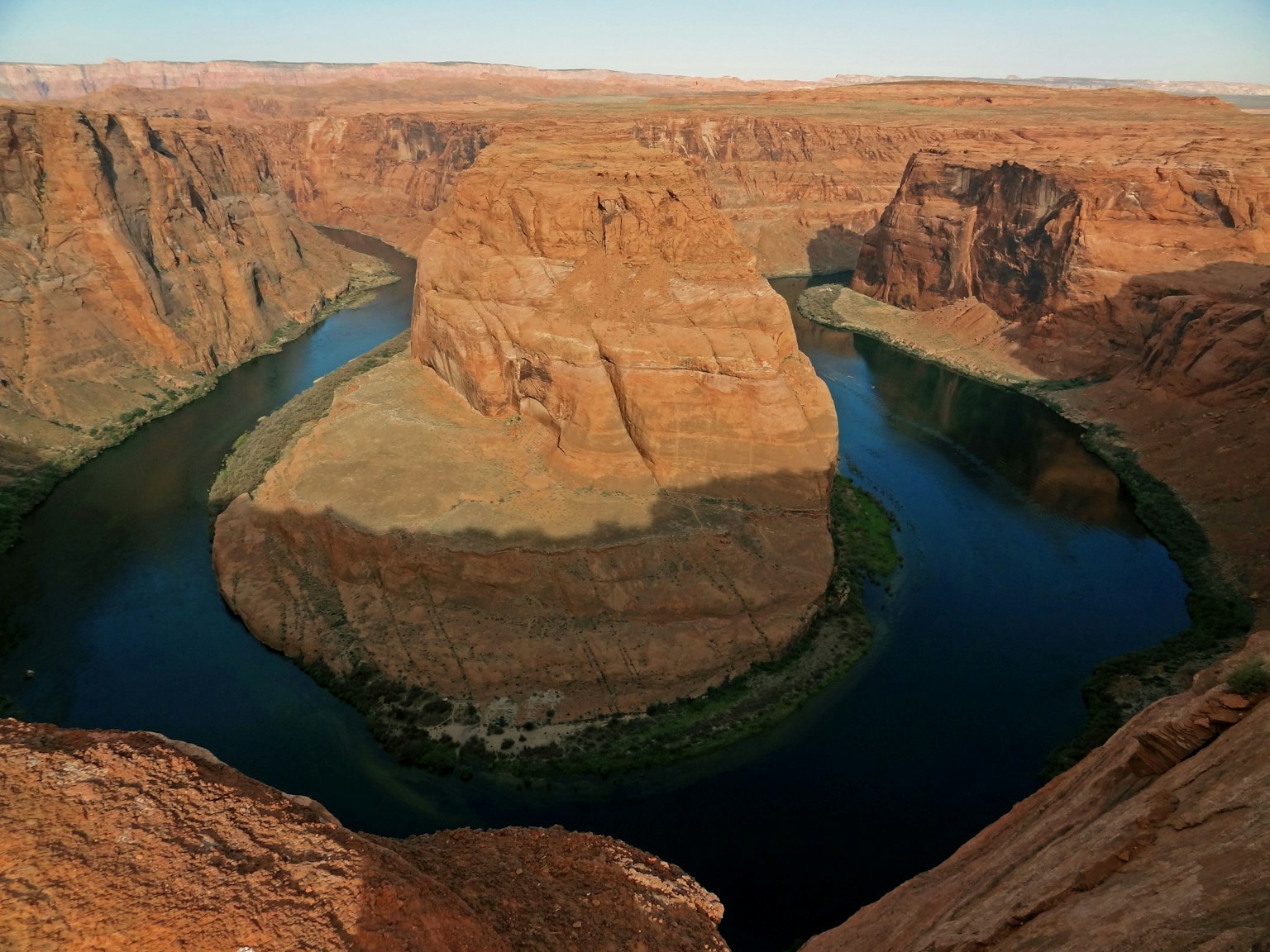 รูปแบบหิน Horseshoe Bend กับแม่น้ำโคโลราโดที่คดเคี้ยว