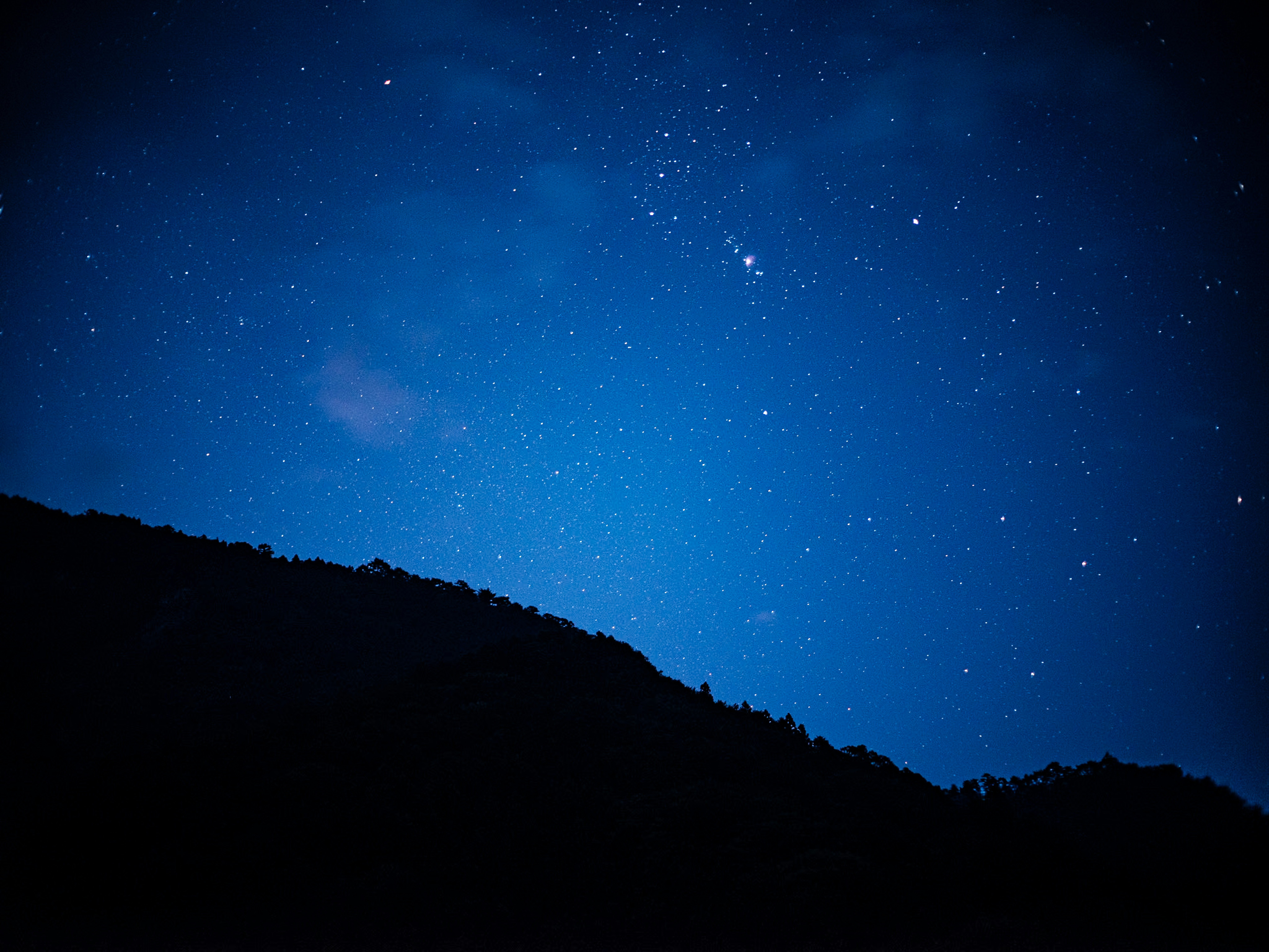 星空與山的輪廓