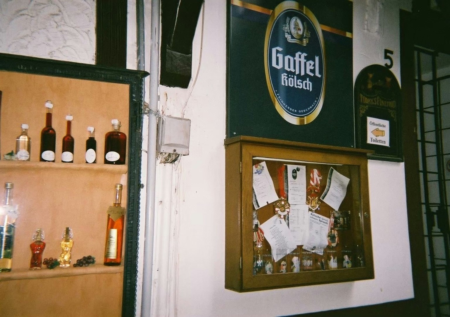 Innenansicht einer Taverne mit Flaschen und einem Gaffel-Schild